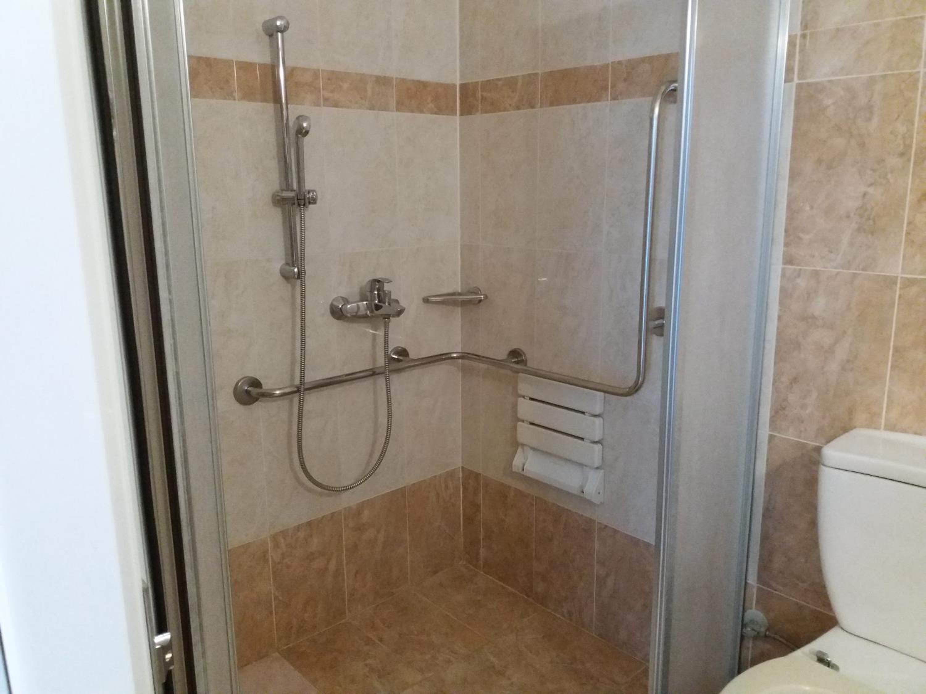 Twin Room - Disability Access photo 2