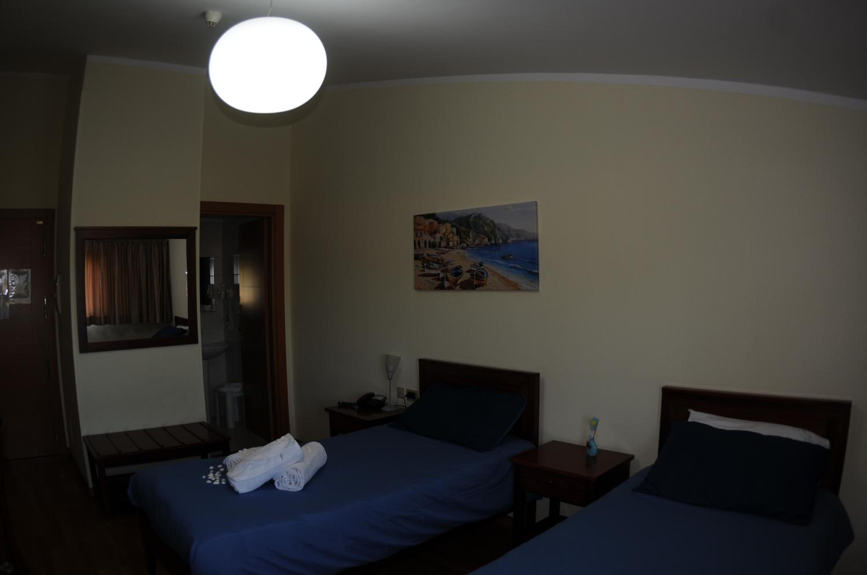 Budget Twin Room - Photo 6