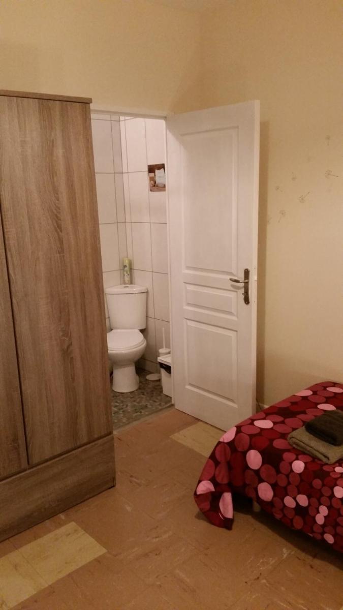 Twin Room with Private Bathroom photo 2