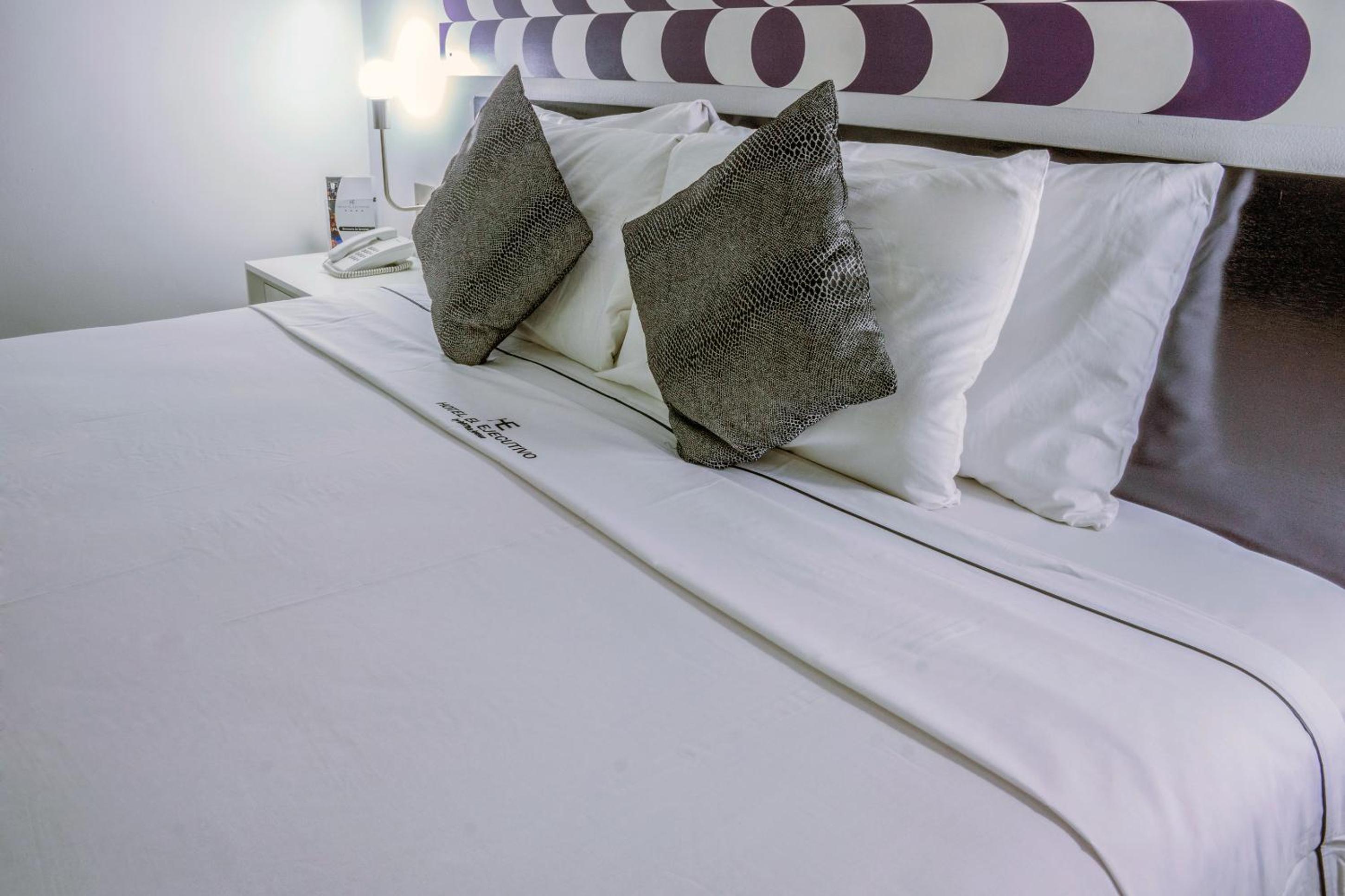 Deluxe King Room - Photo 14