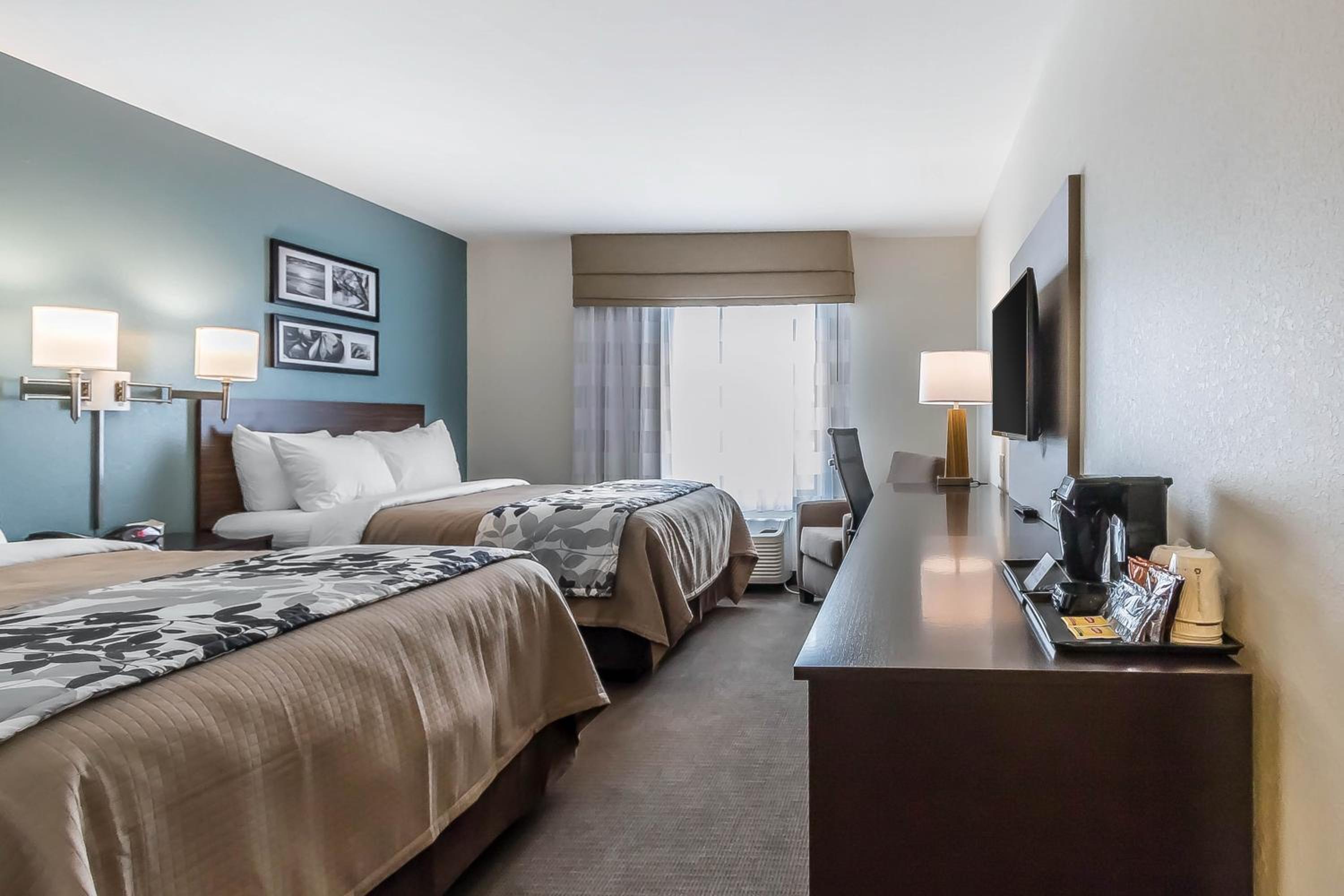 Queen Room With Two Queen Beds - Non-Smoking/Pet-Friendly