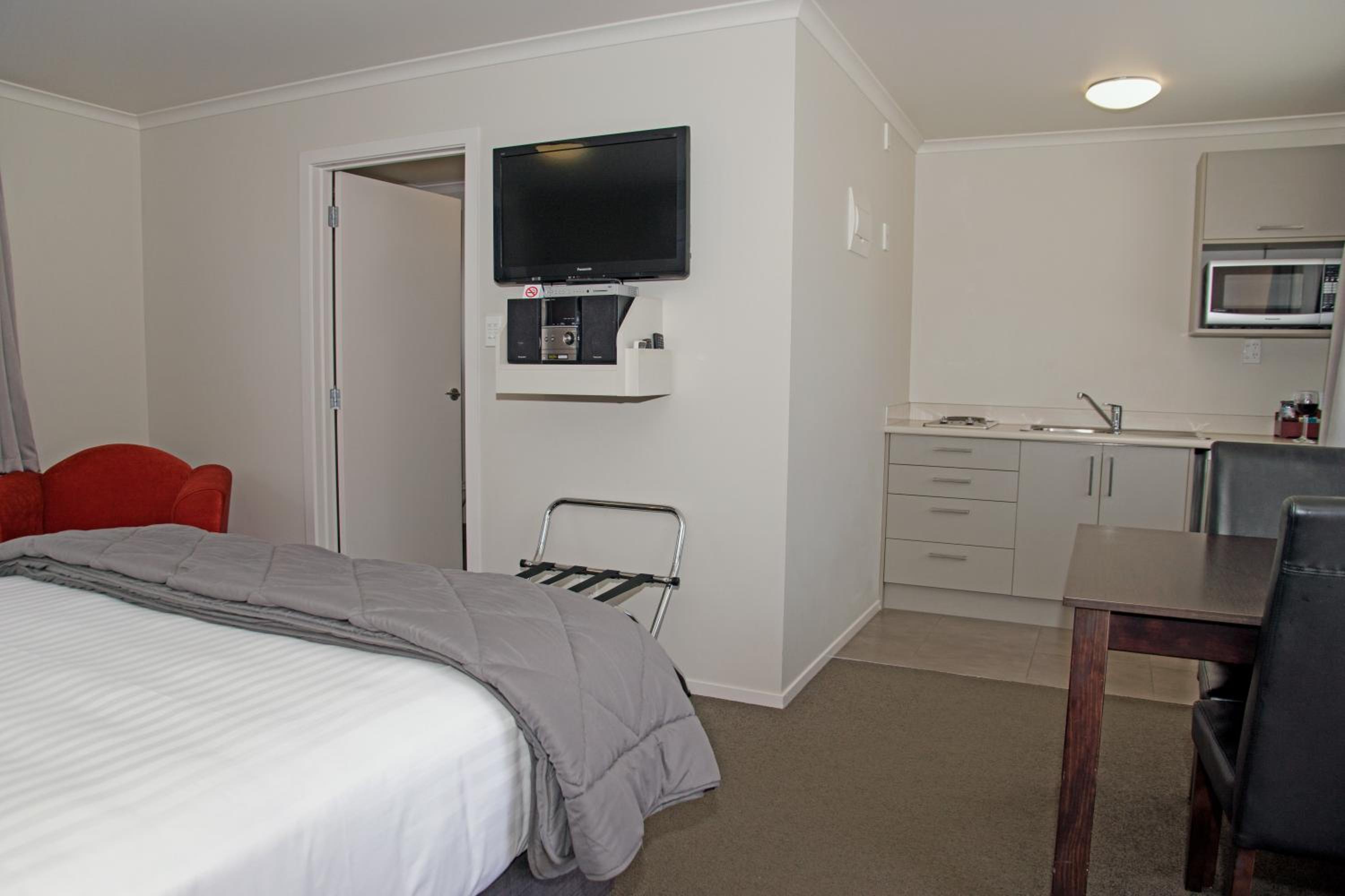 One-Bedroom Apartment photo 1