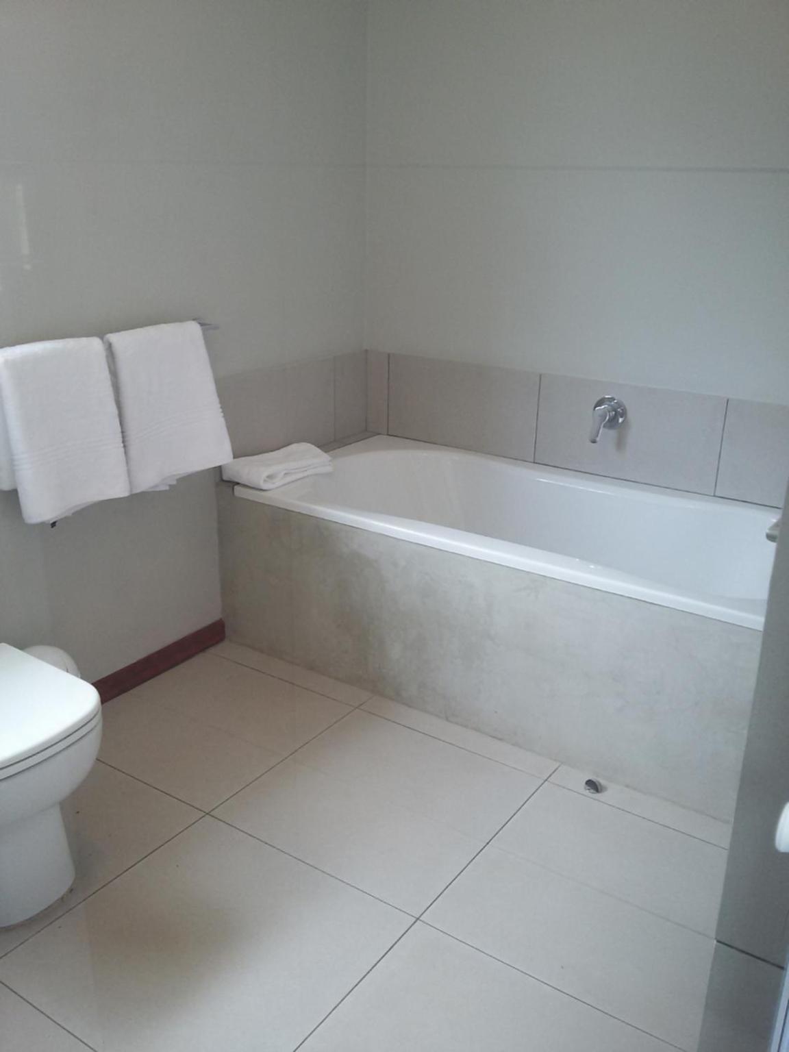Family Room with Shared Bathroom photo 2