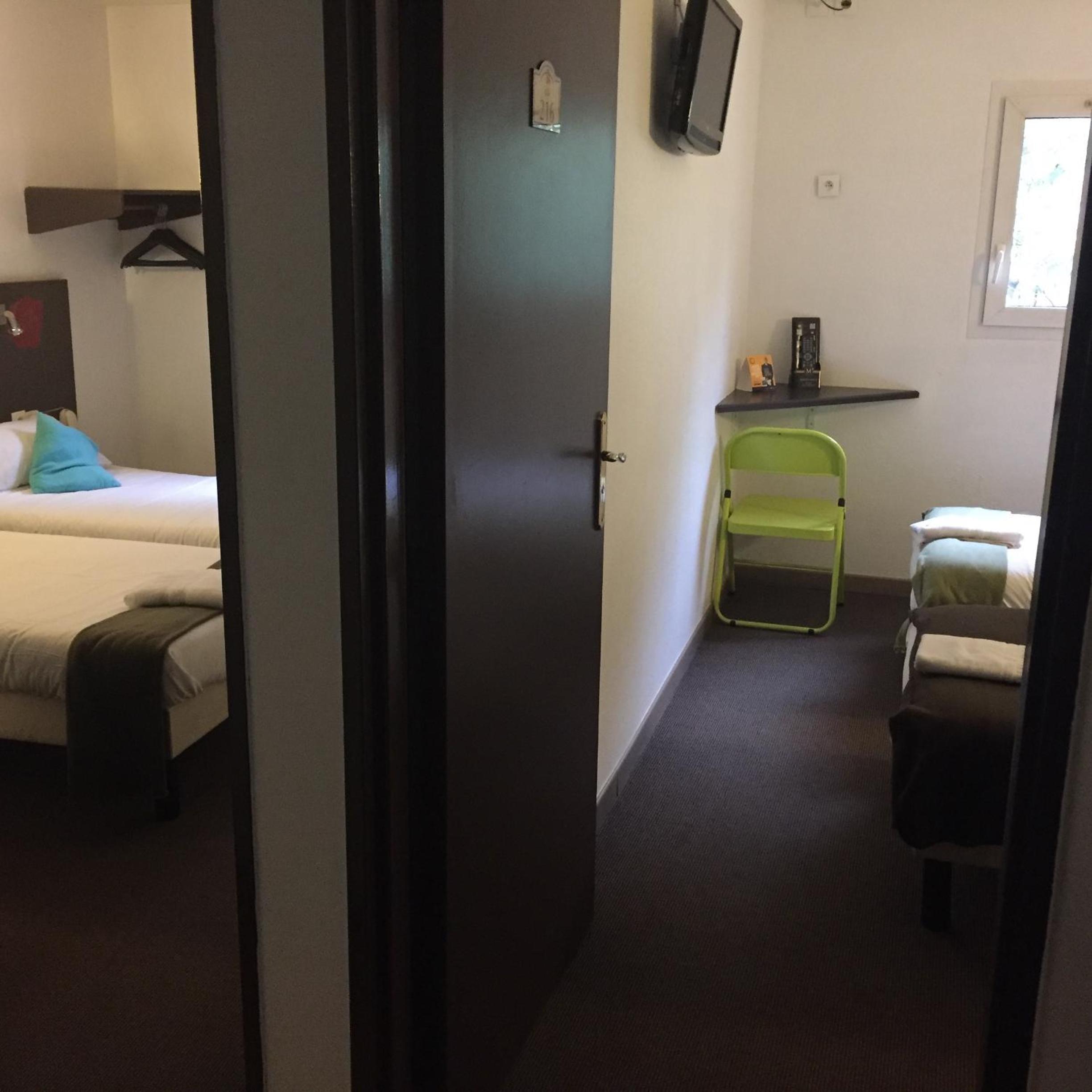 Quadruple Room with 1 Double Bed and 2 Single Beds - Photo 1