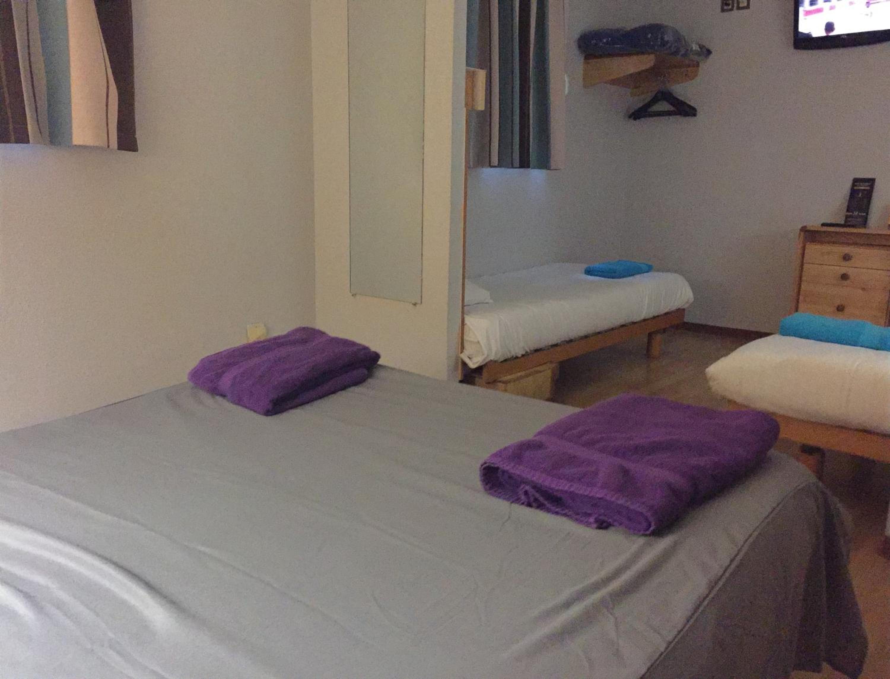 Quadruple Room with 1 Double Bed and 2 Single Beds - Photo 3