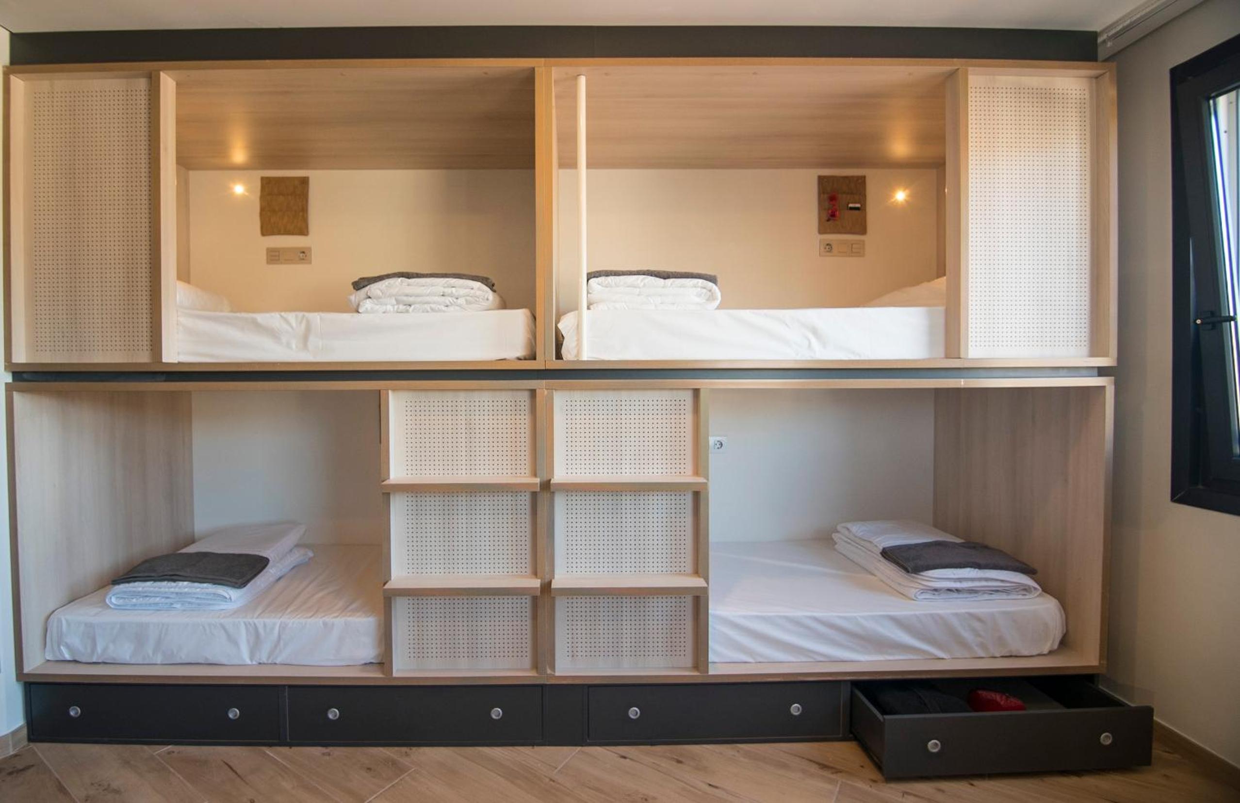 Cama en Dormitorio Mixto de 6 Camas con Baño Compartido