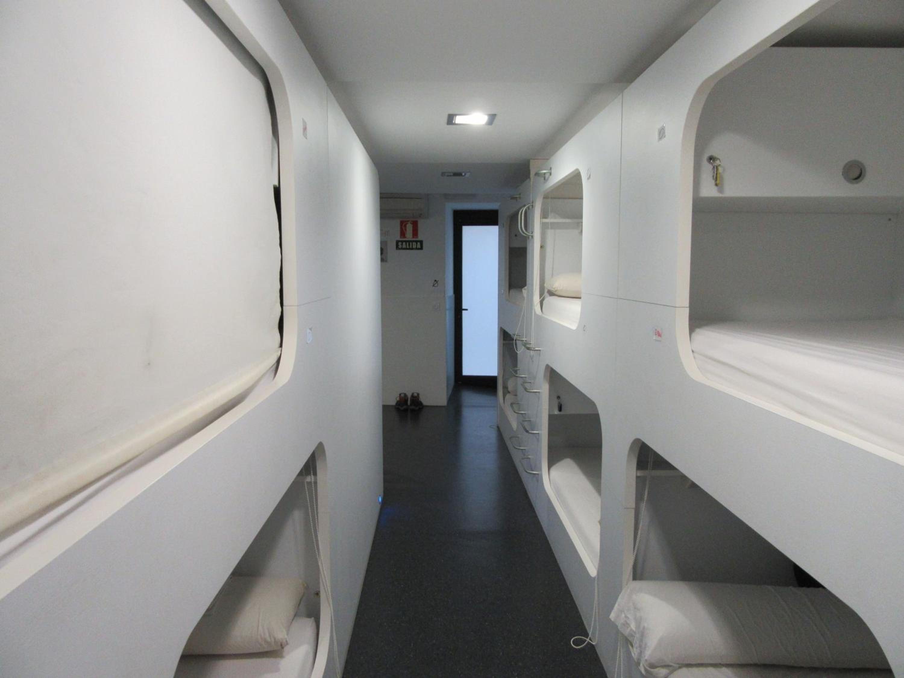 Single Bed in Dormitory Room with Shared Bathroom photo 2