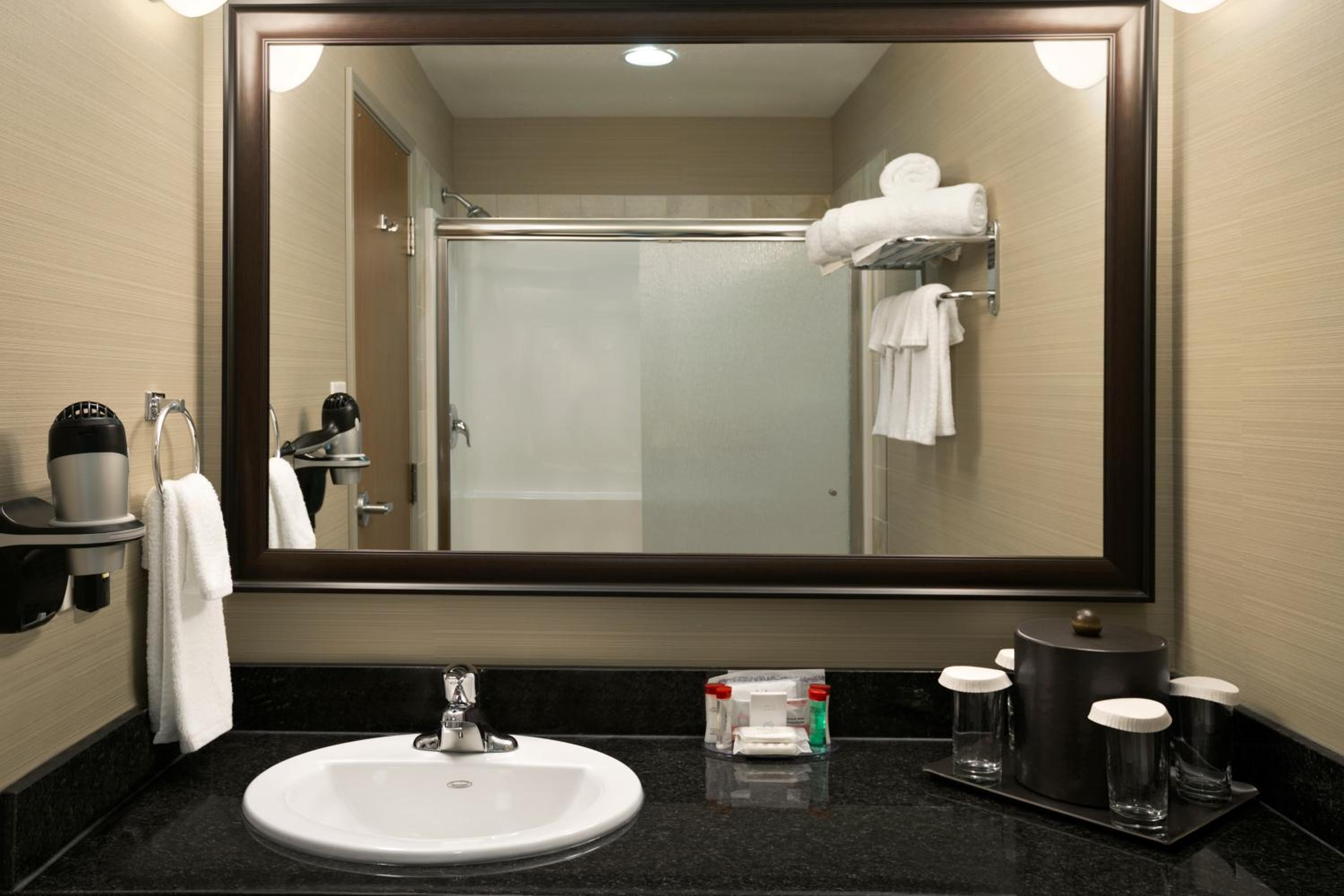 Deluxe Queen Room with Two Queen Beds - Non-Smoking photo 2