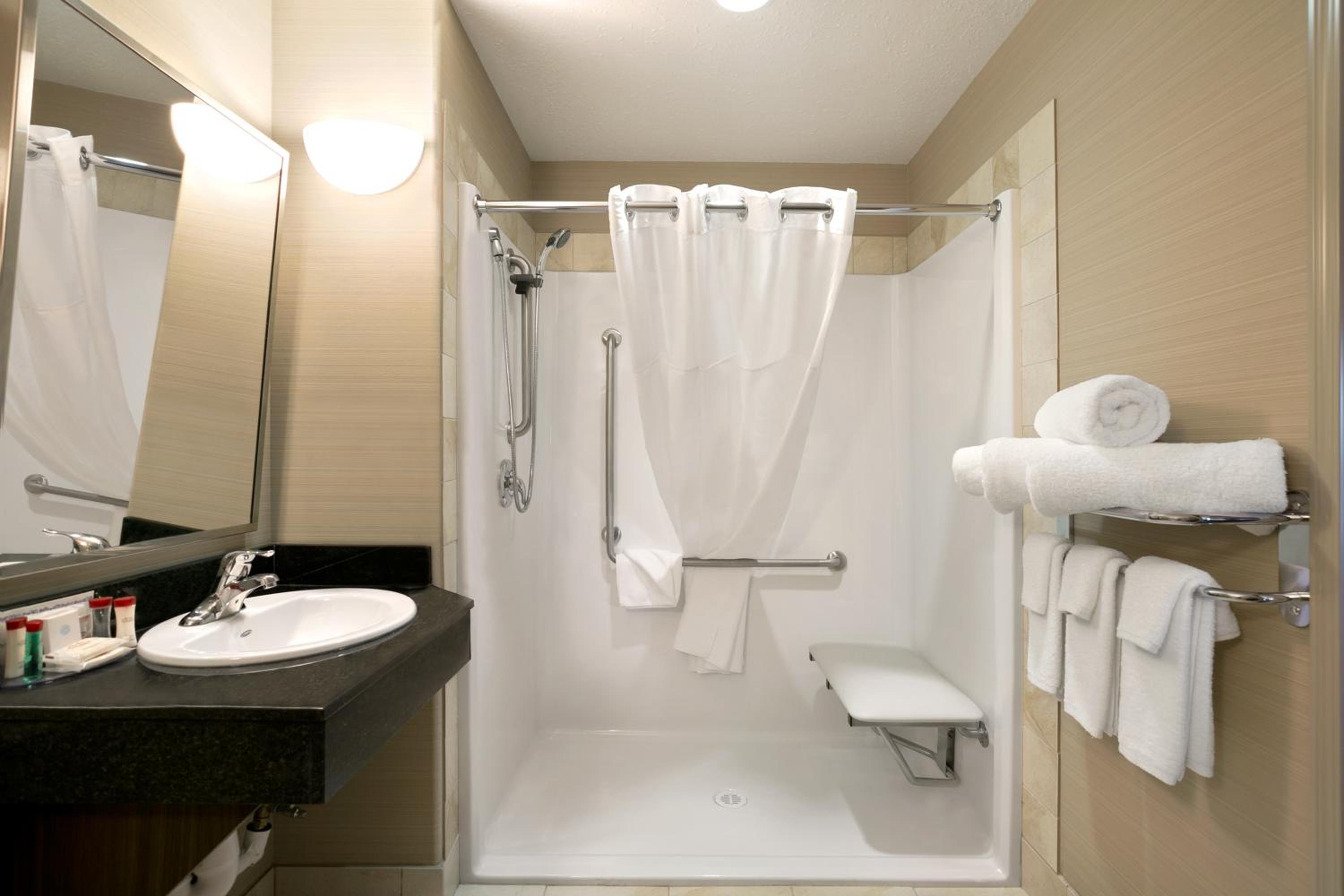 King Room - Disability Access- Non-Smoking photo 2