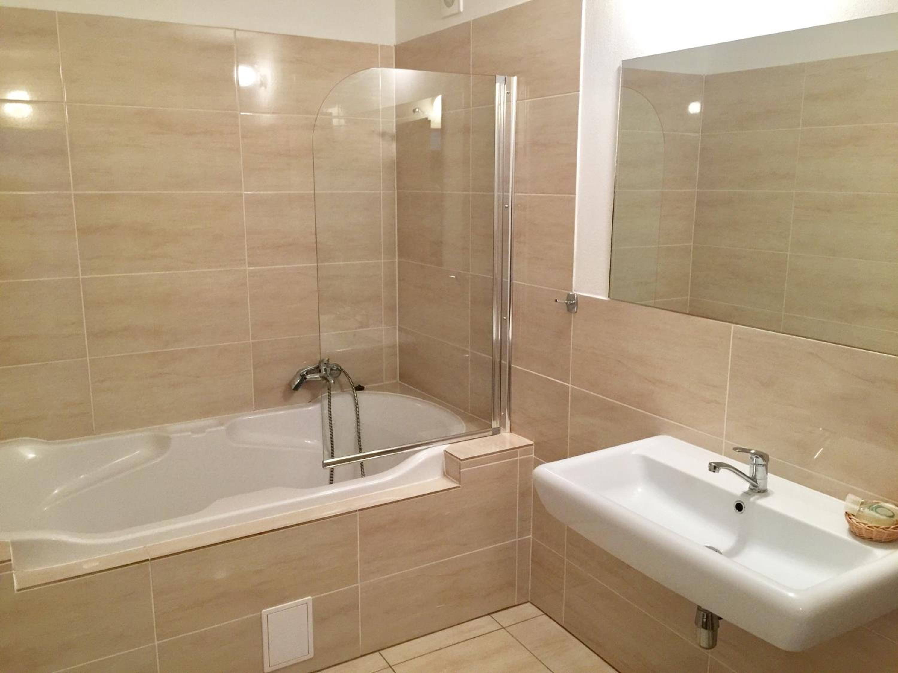 Standard Double Room with 2 Extra Beds - Photo 8