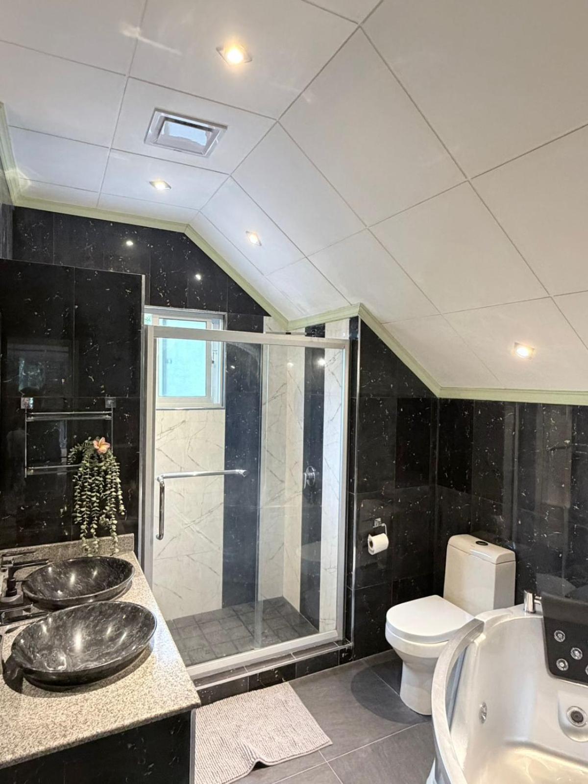 Three-Bedroom Villa photo 2