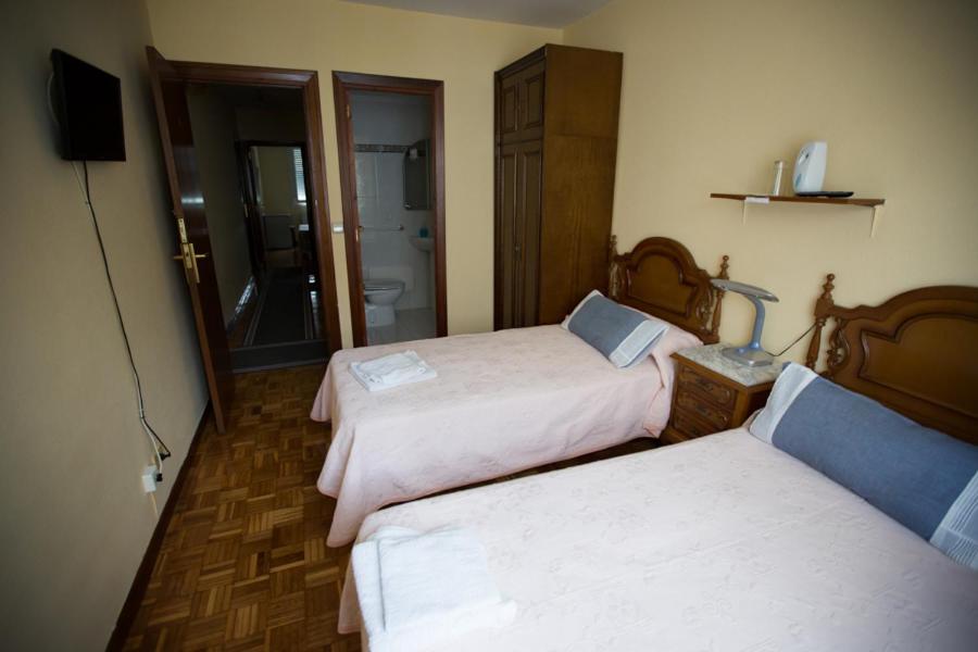 Twin Room with Private Bathroom photo 3