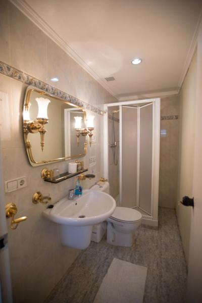 Triple Room with Extra Bed and Private Bathroom photo 3