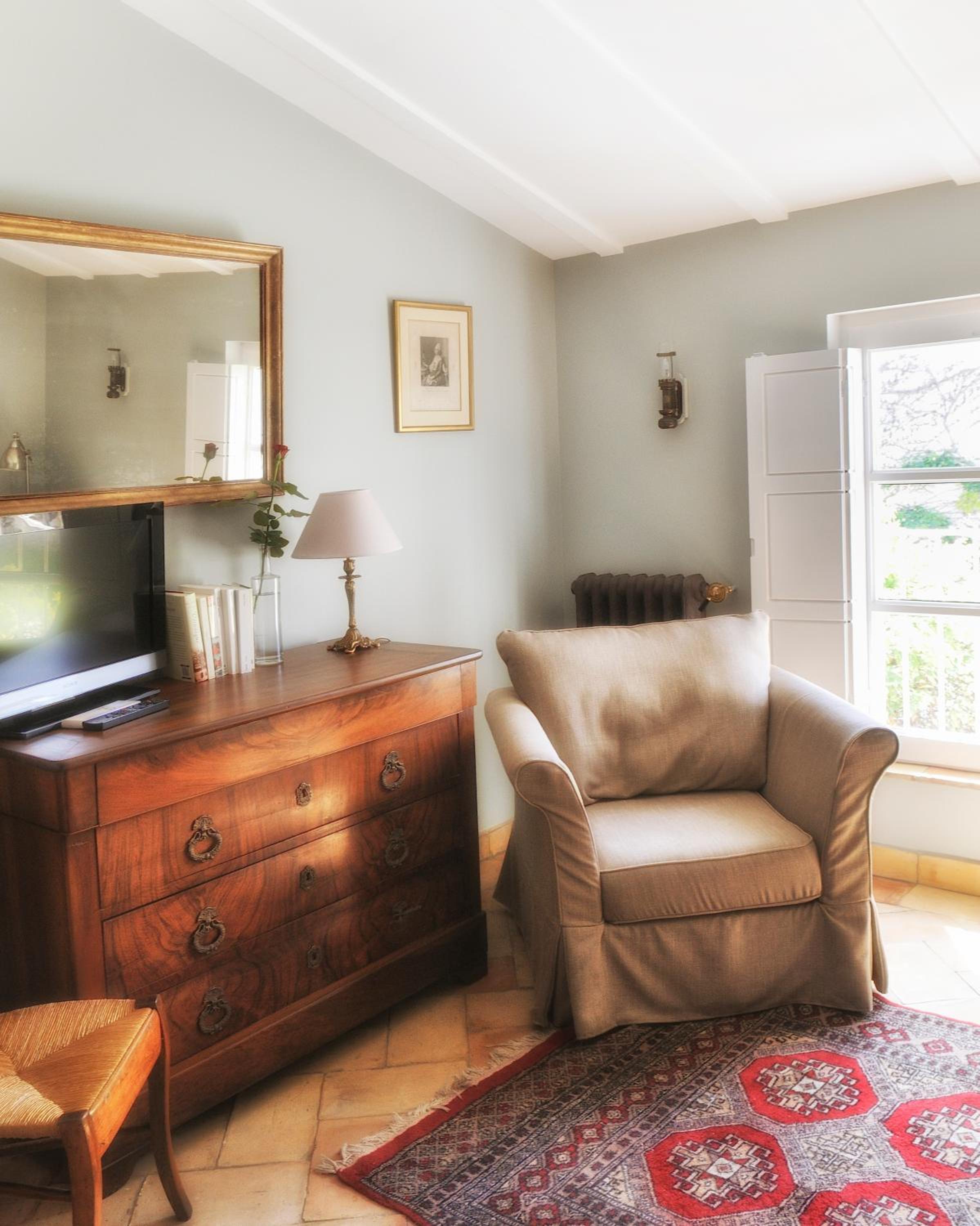 Suite - Main Building - Photo 4