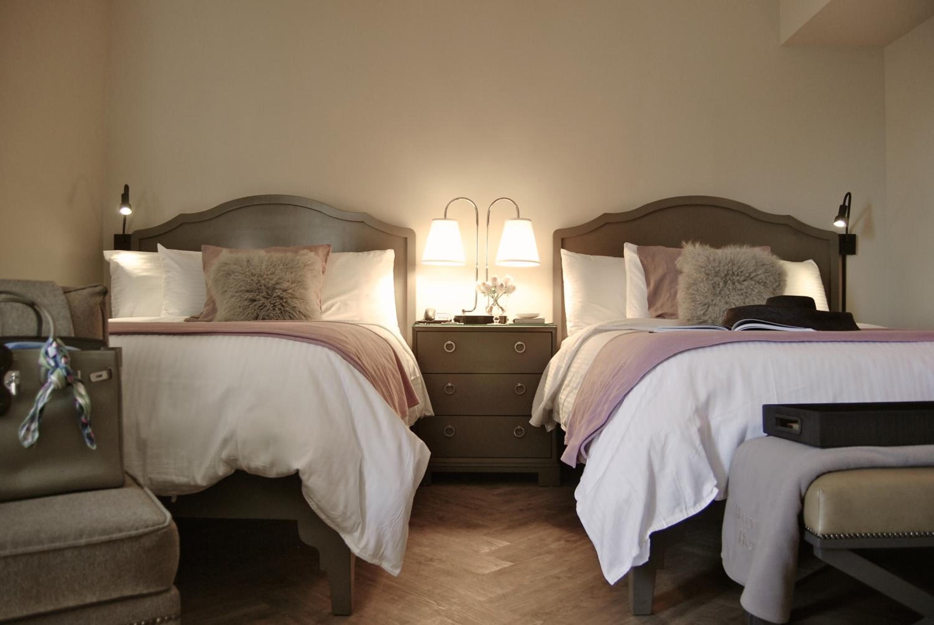 Queen Room with Two Queen Beds thumbnail 6