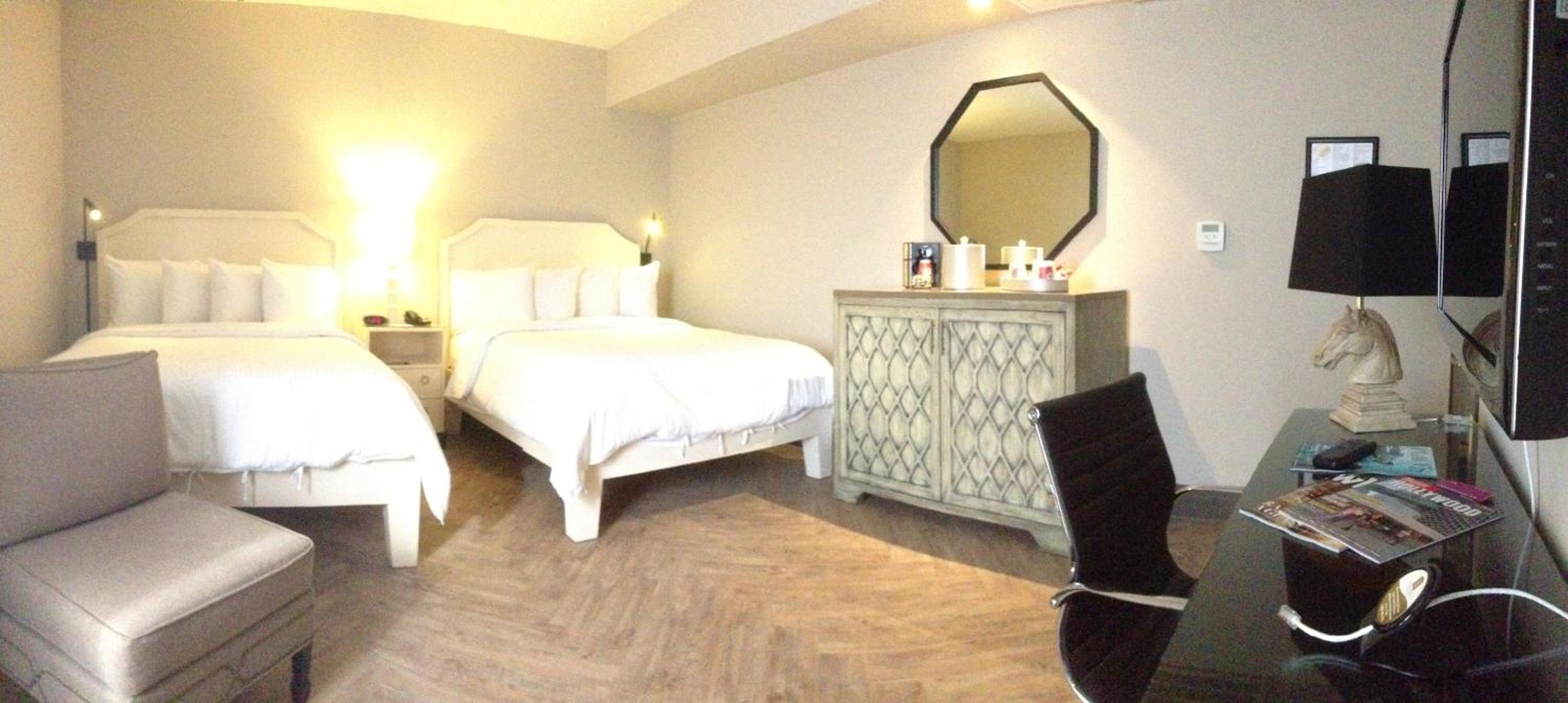 Queen Room with Two Queen Beds thumbnail 5