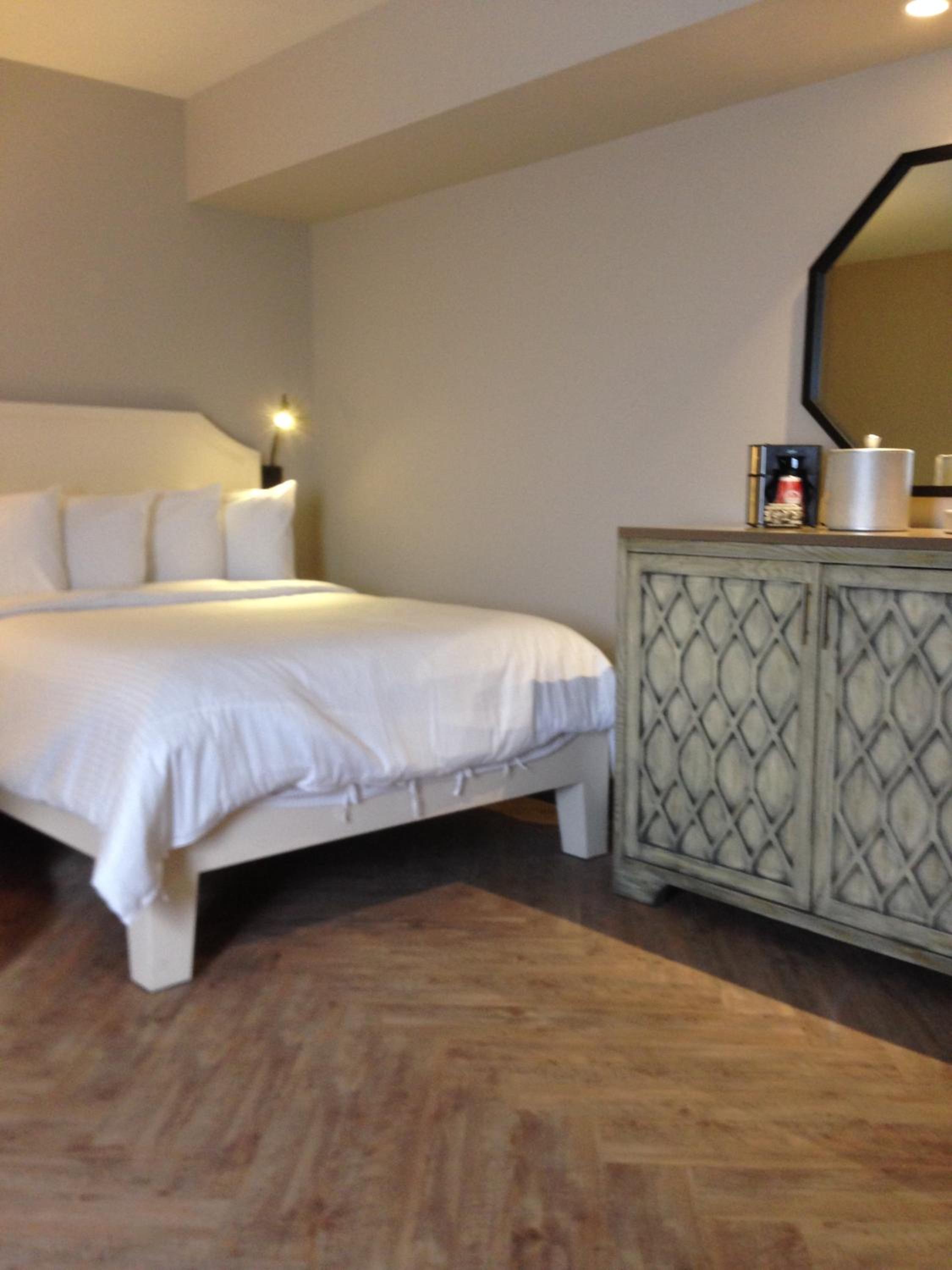 Queen Room with Two Queen Beds thumbnail 6