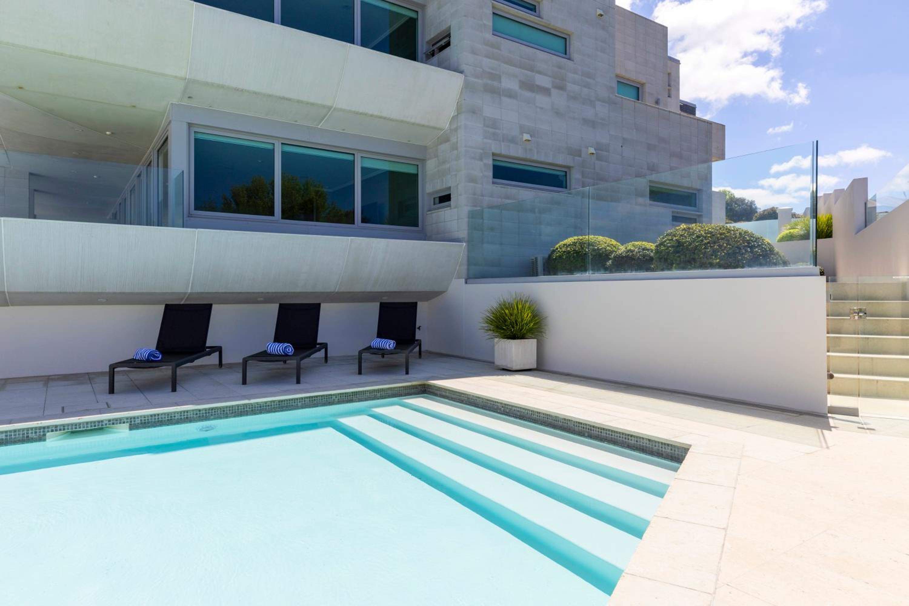Luxury Lakefront Apartment 3 - Photo 2