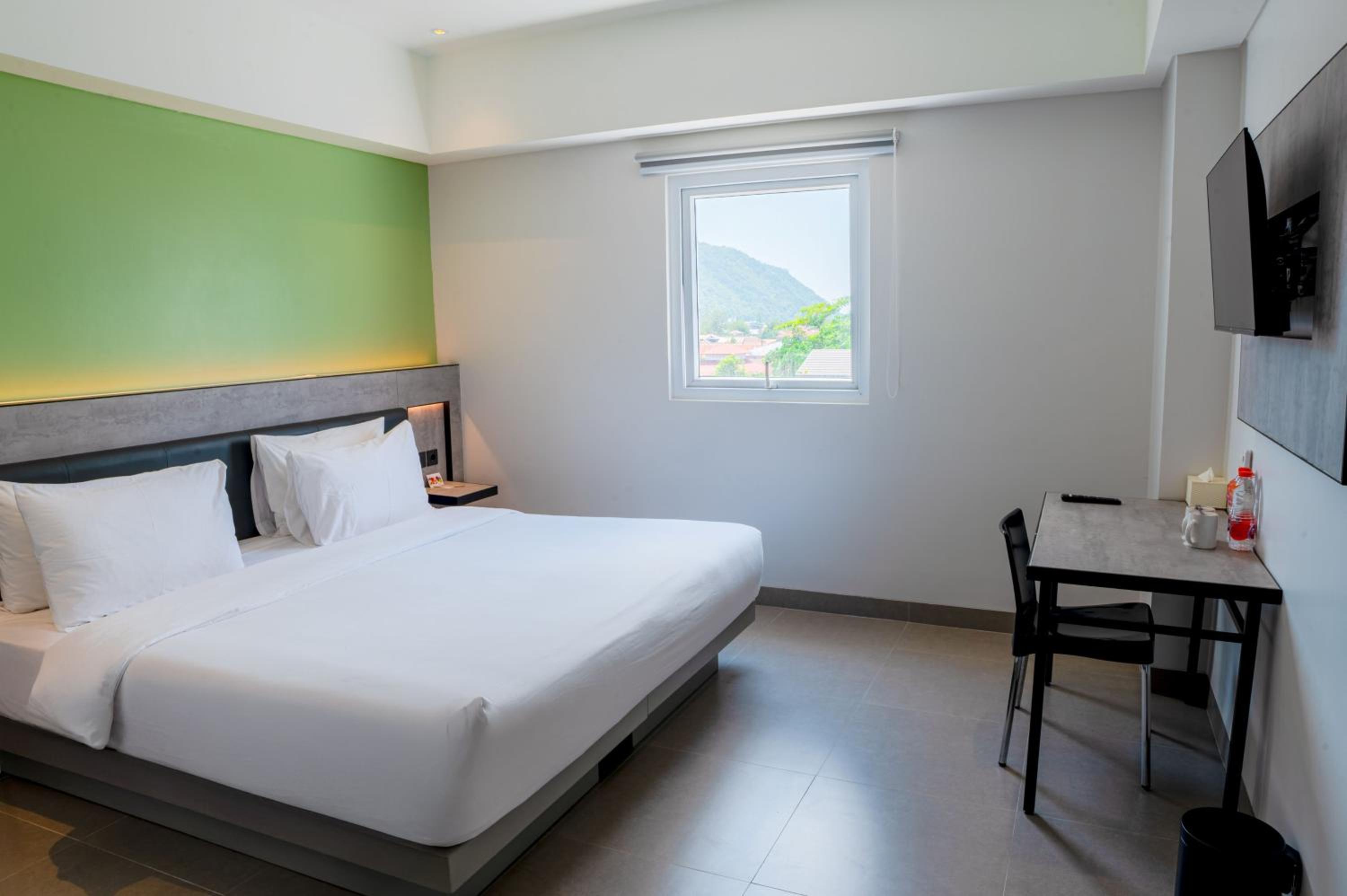 Smart Hollywood Room