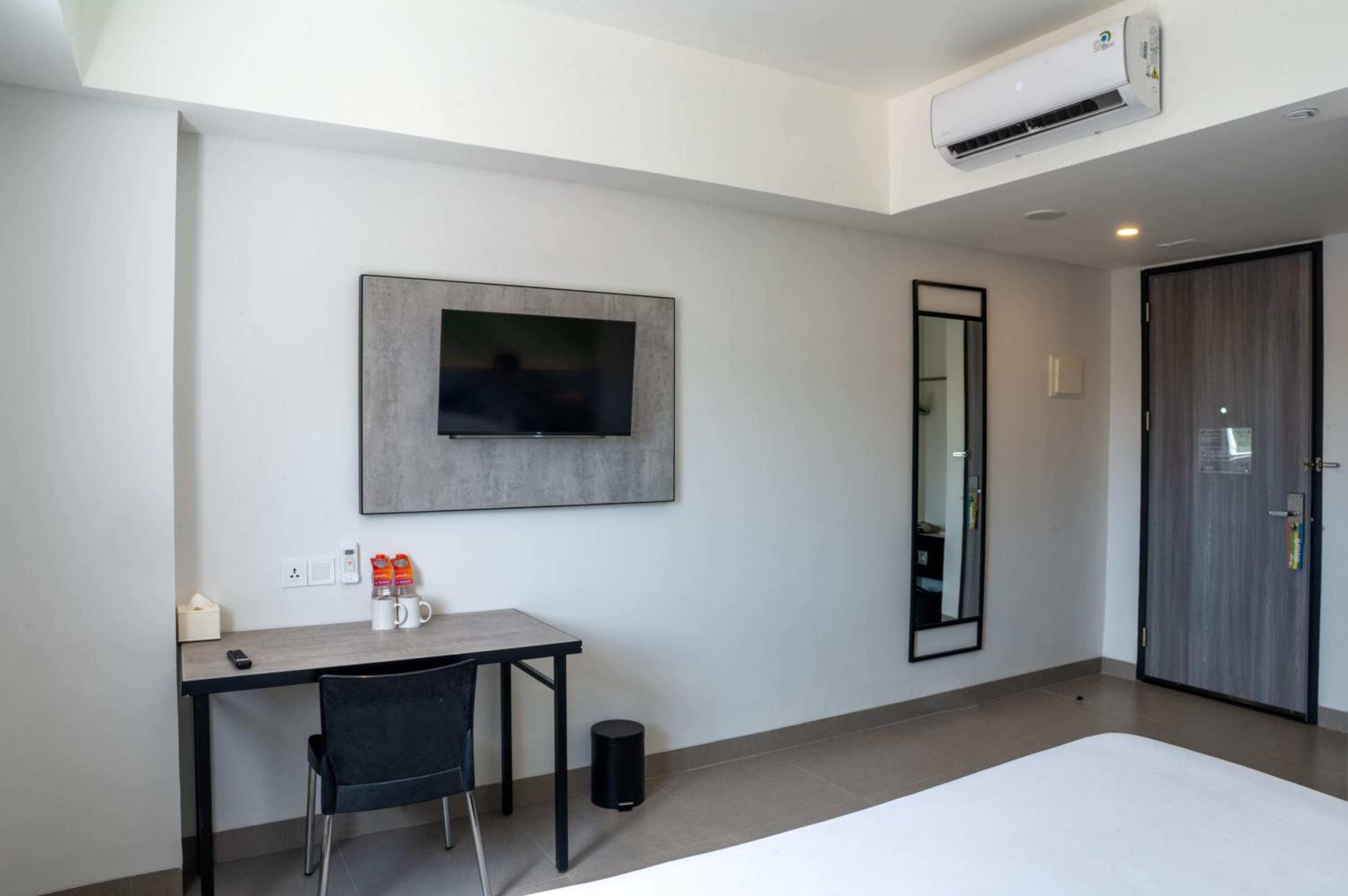 Smart Hollywood Room