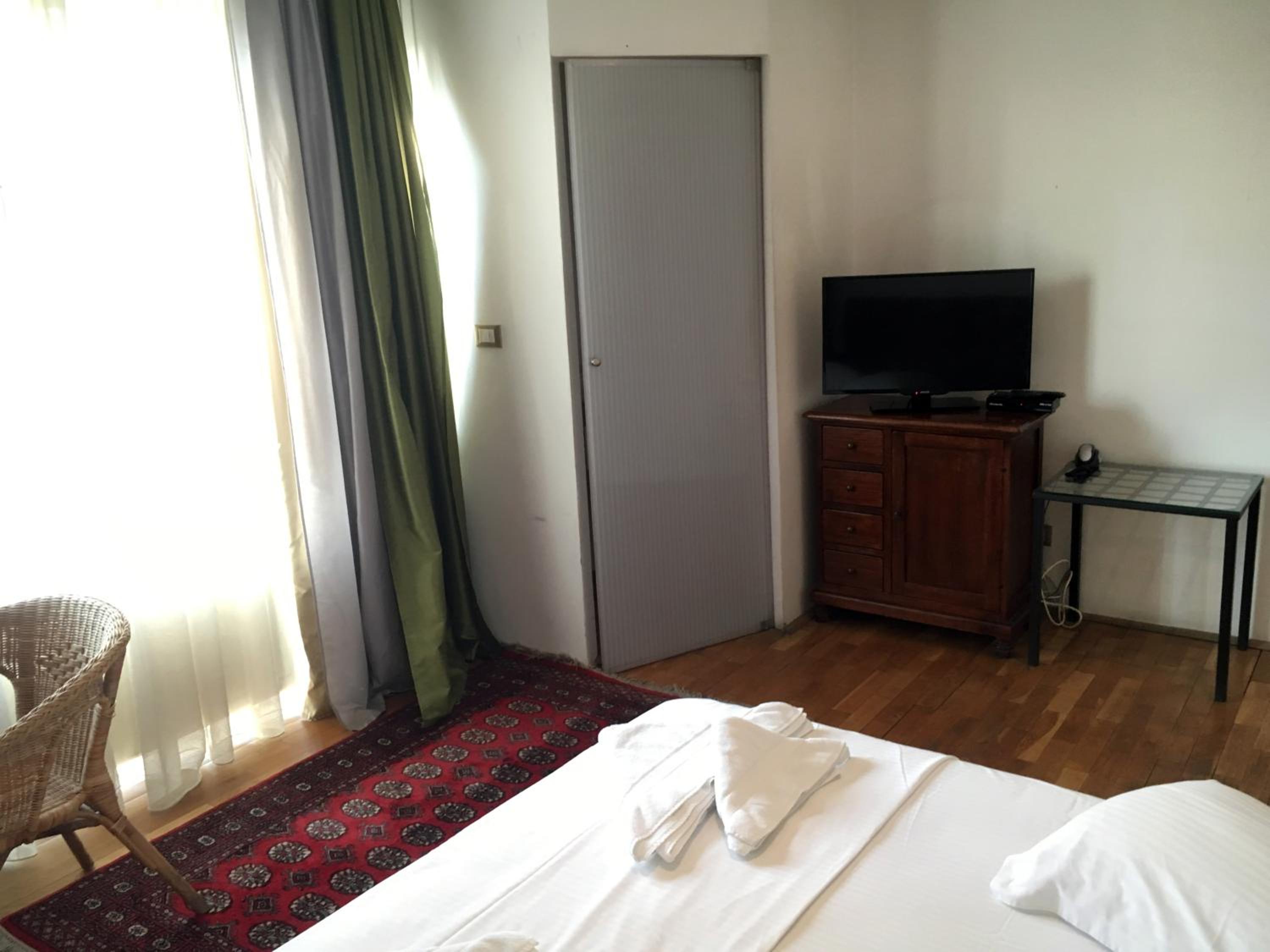 Standard One-Bedroom Apartment - Photo 8