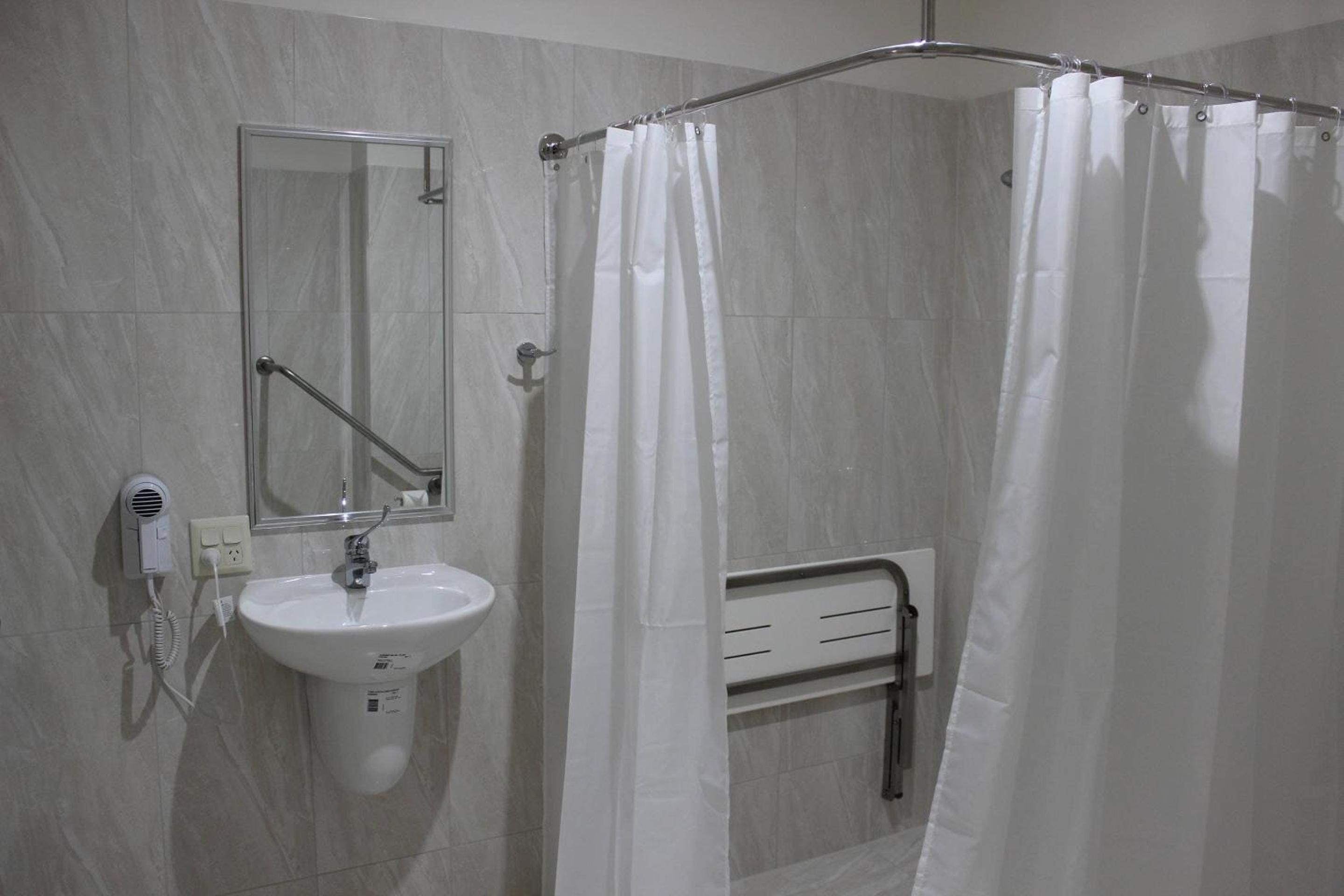 Queen Room - Disability Access/Non Smoking photo 3