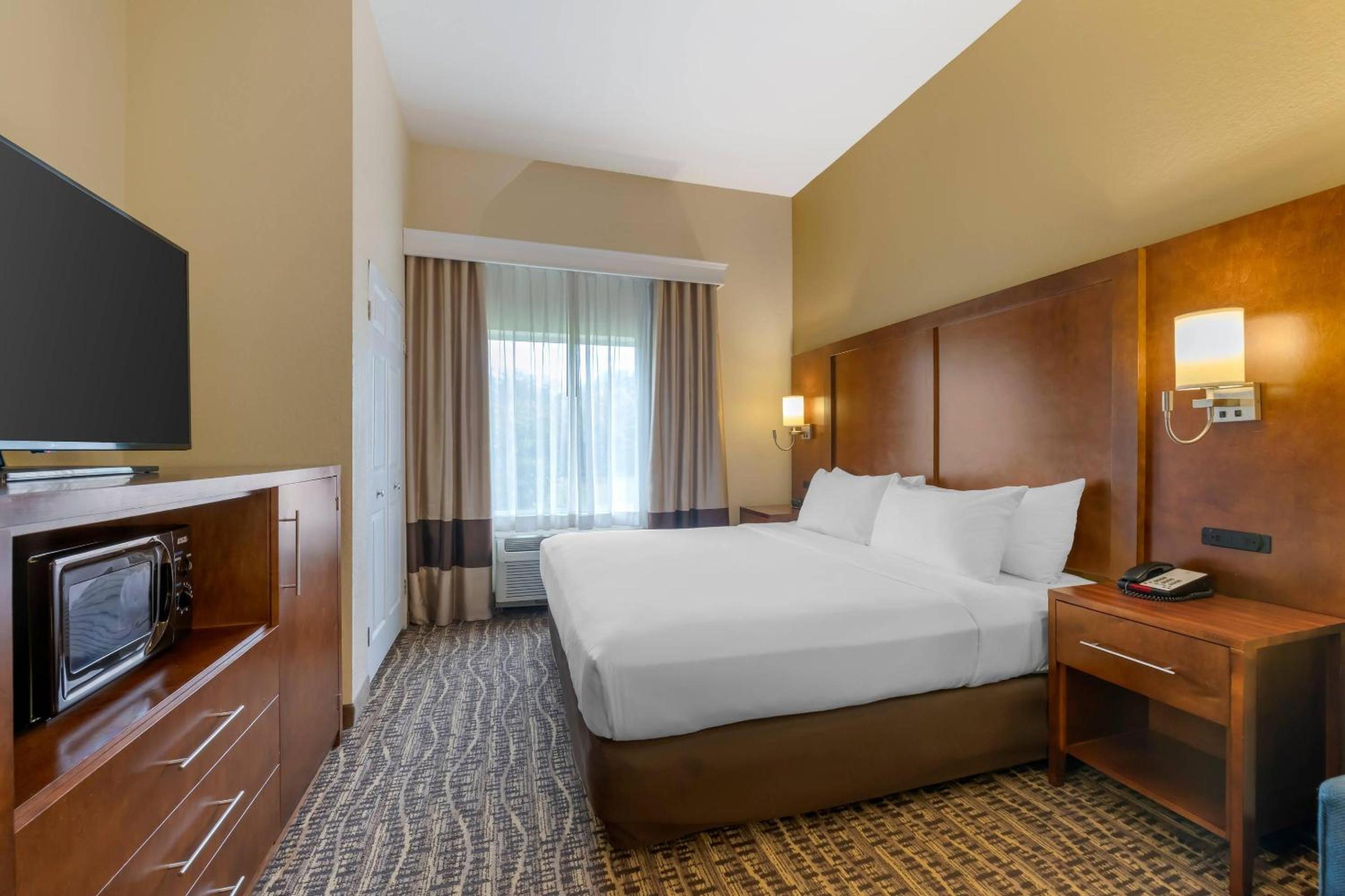 Executive King Suite with Sofa-Bed and Hot Tub - Non-Smoking - Photo 2