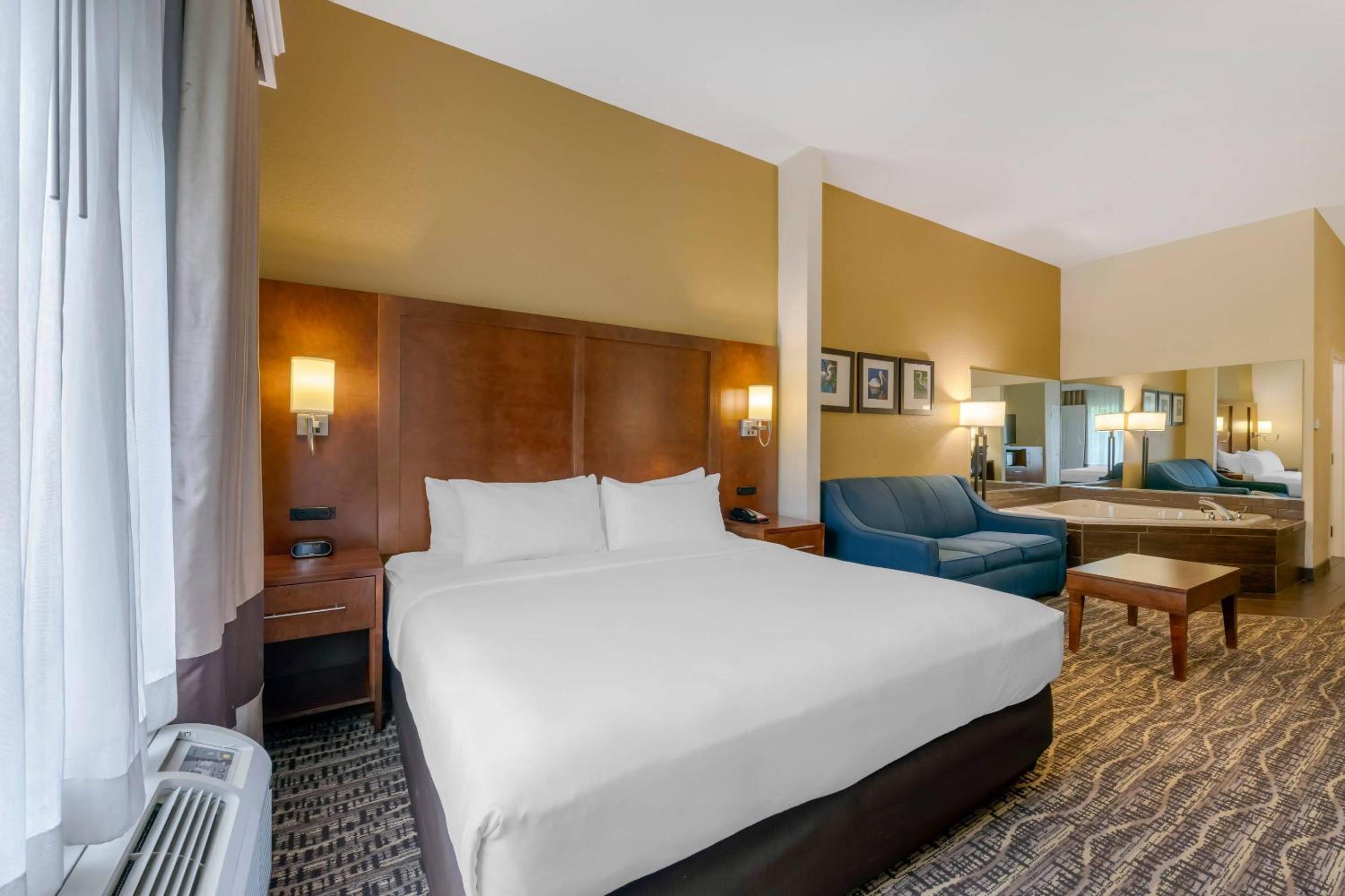 Executive King Suite with Sofa-Bed and Hot Tub - Non-Smoking - Photo 3