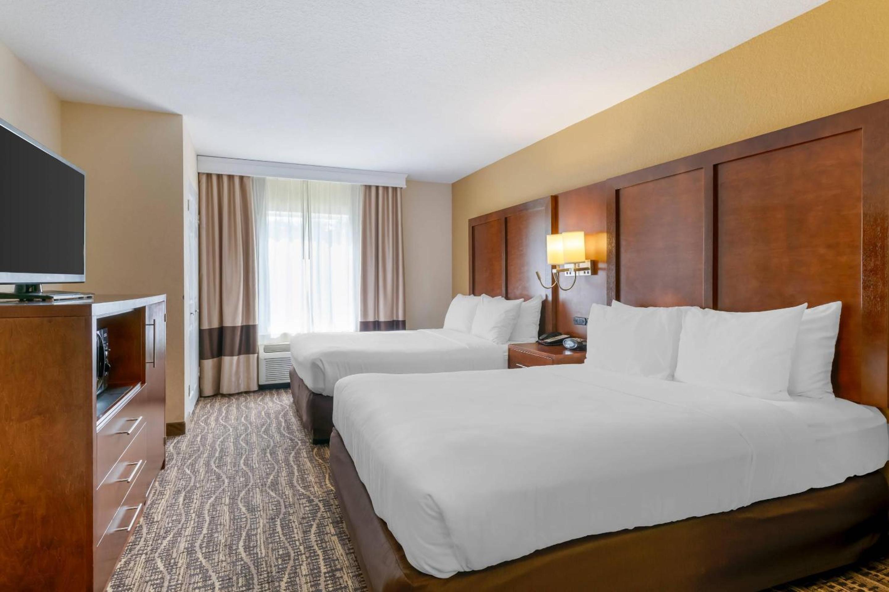 Queen Suite with Two Queen Beds and Sofa Bed - Non-Smoking/Pet Friendly - Photo 2