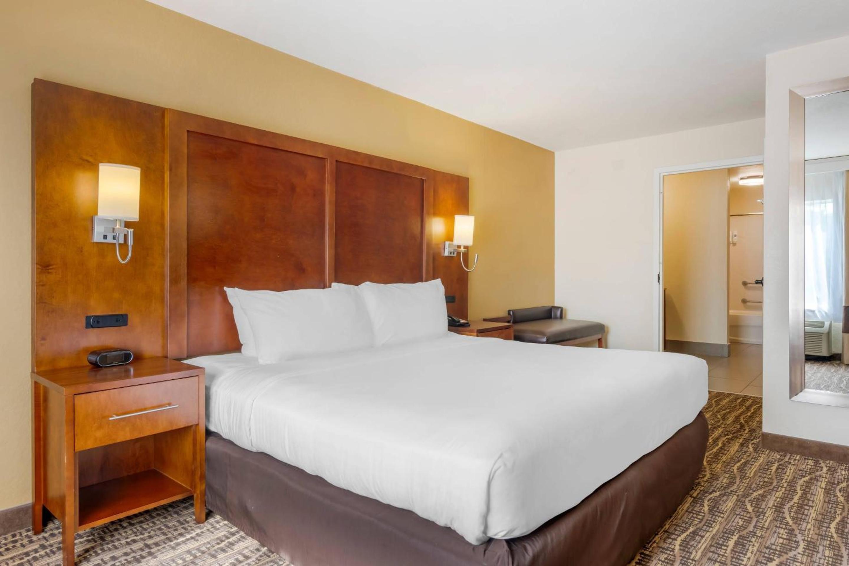 Executive King Suite with Sofa-Bed and Hot Tub - Non-Smoking - Photo 5
