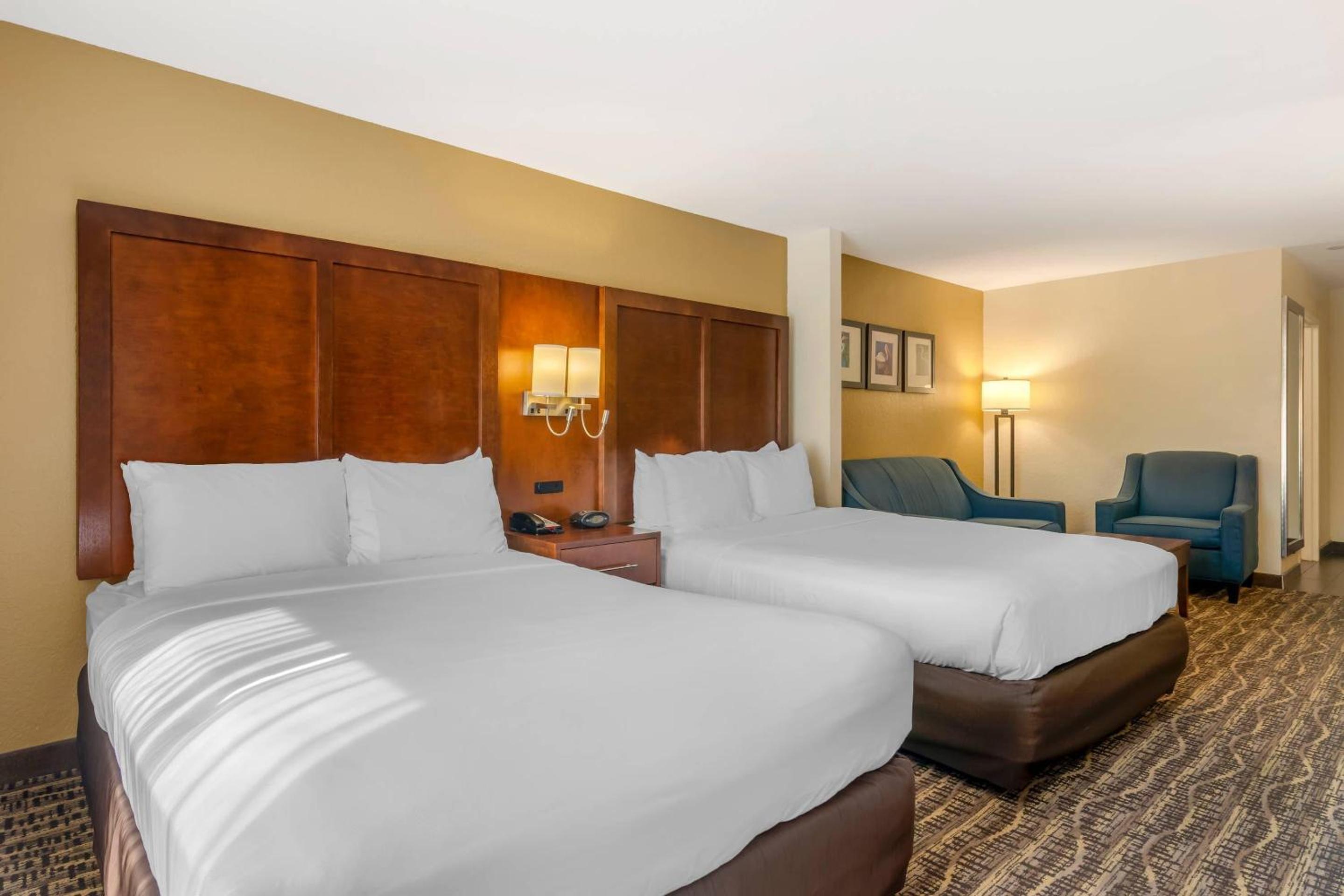 Queen Suite with Two Queen Beds and Sofa Bed - Non-Smoking/Pet Friendly - Photo 3