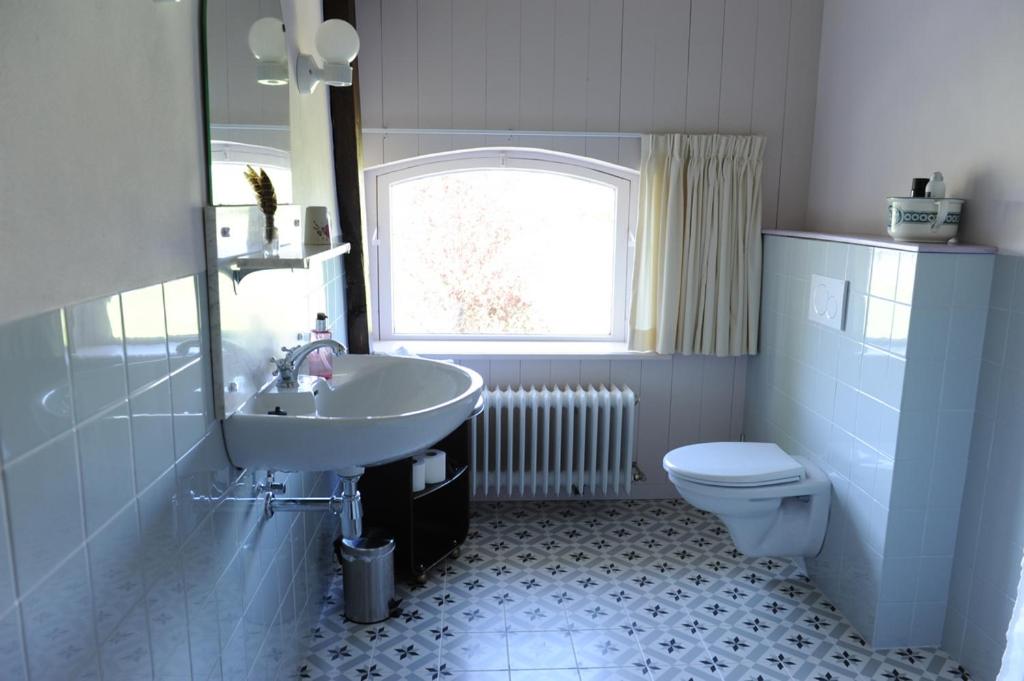 Twin Room with Private Bathroom photo 2