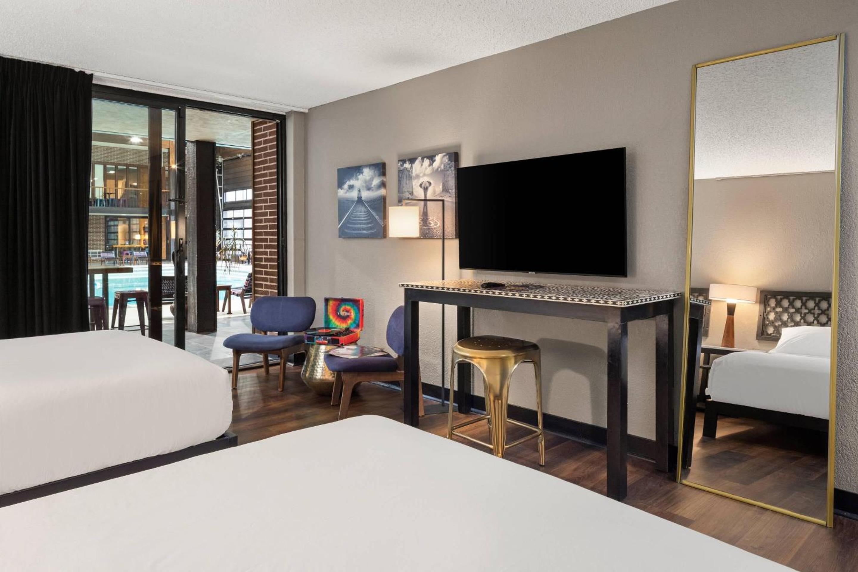 Queen Suite with Two Queen Beds - Non Smoking photo 1