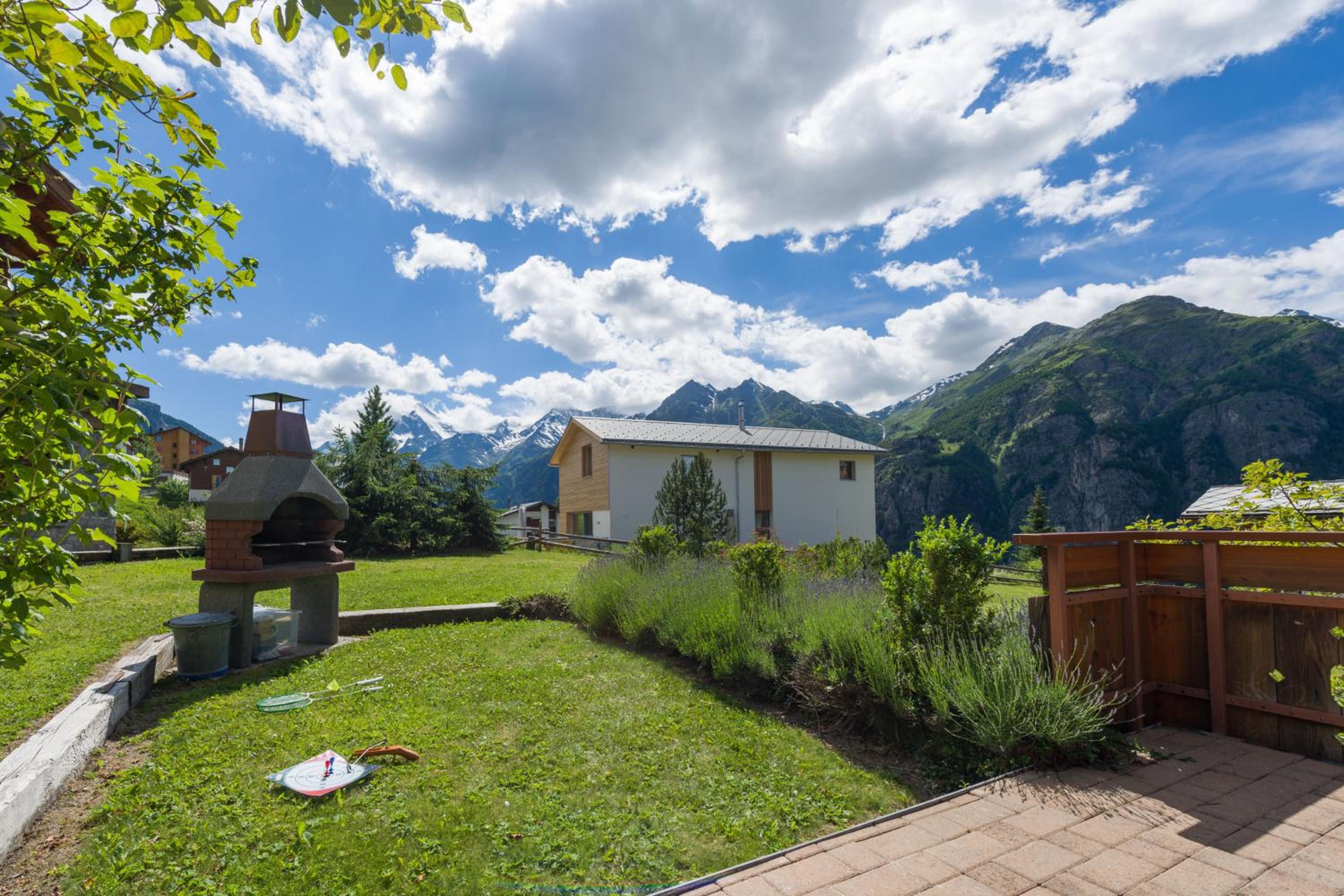 Three-Bedroom Apartment With Balcony photo 2