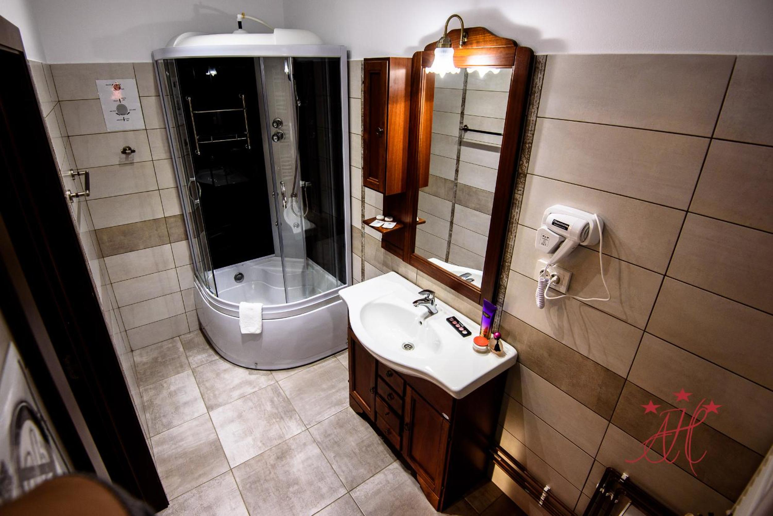Deluxe Double Room with Balcony - Photo 7
