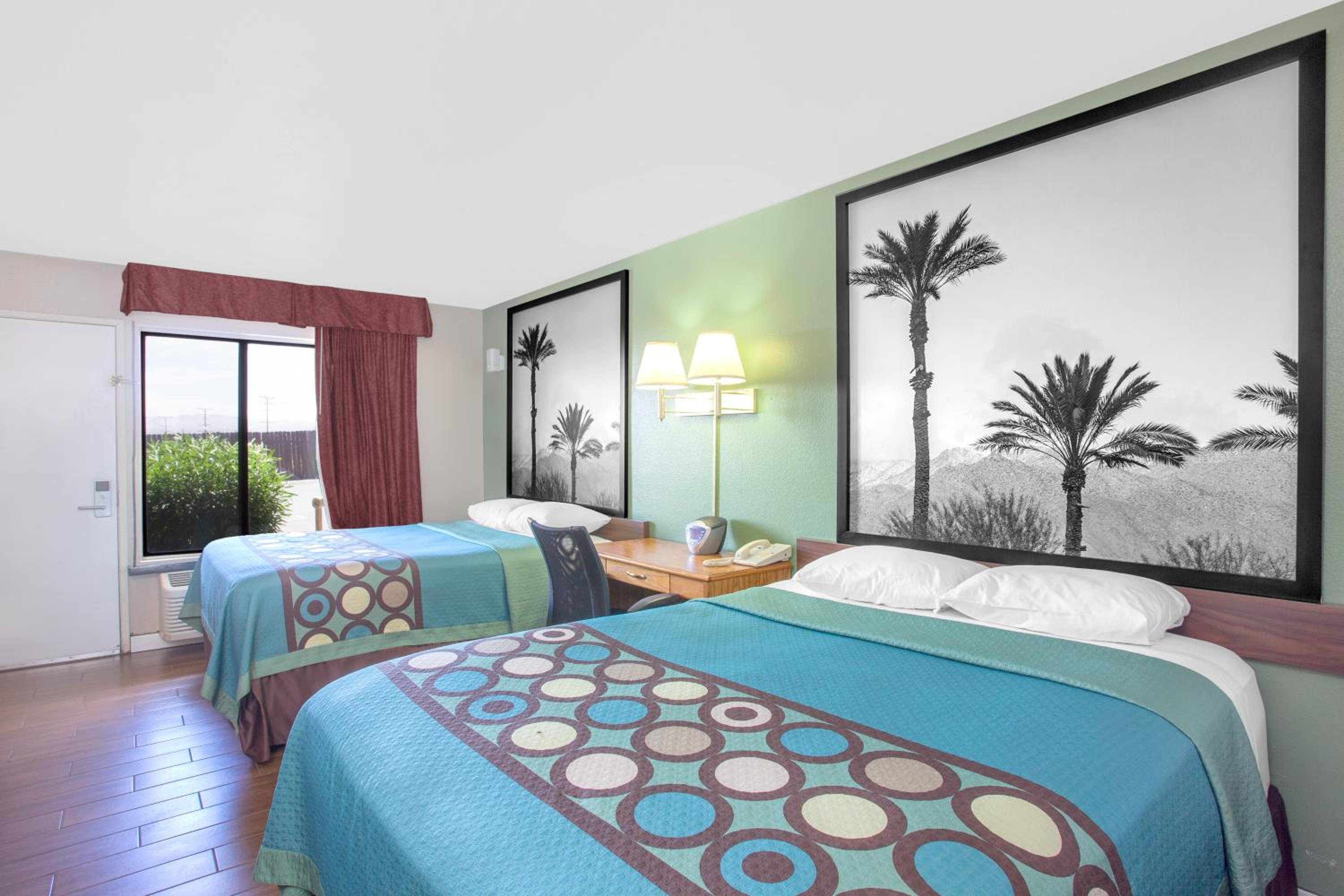 Queen Room with Two Queen Beds - Non-Smoking - Photo 3