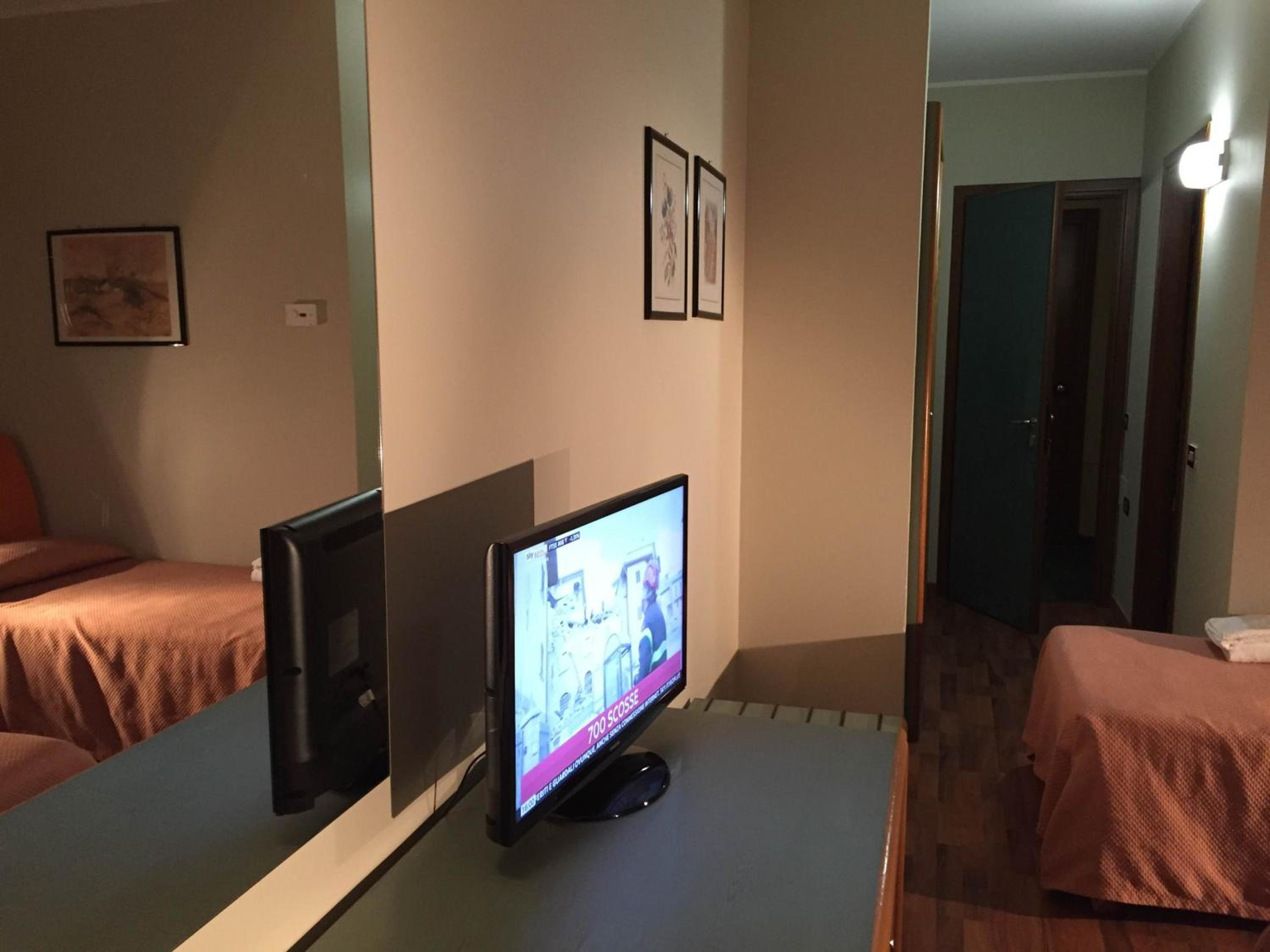 Double or Twin Room - Photo 6