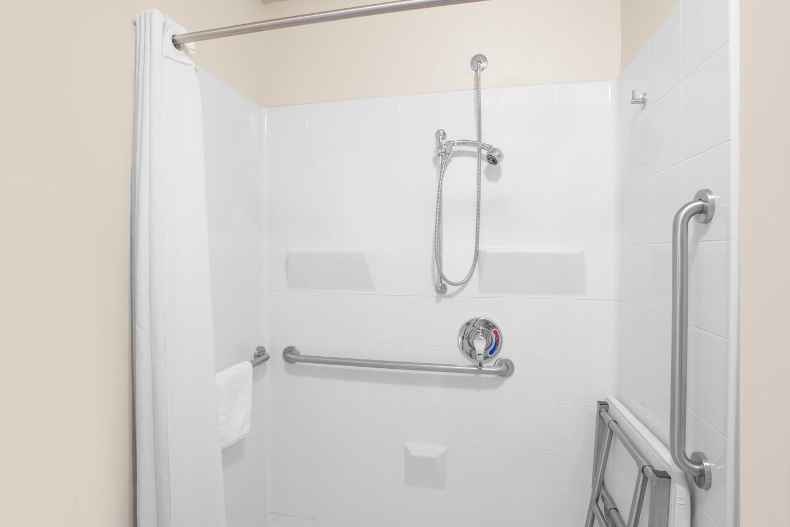 Queen Room - Mobility Access/Non-Smoking - Photo 3