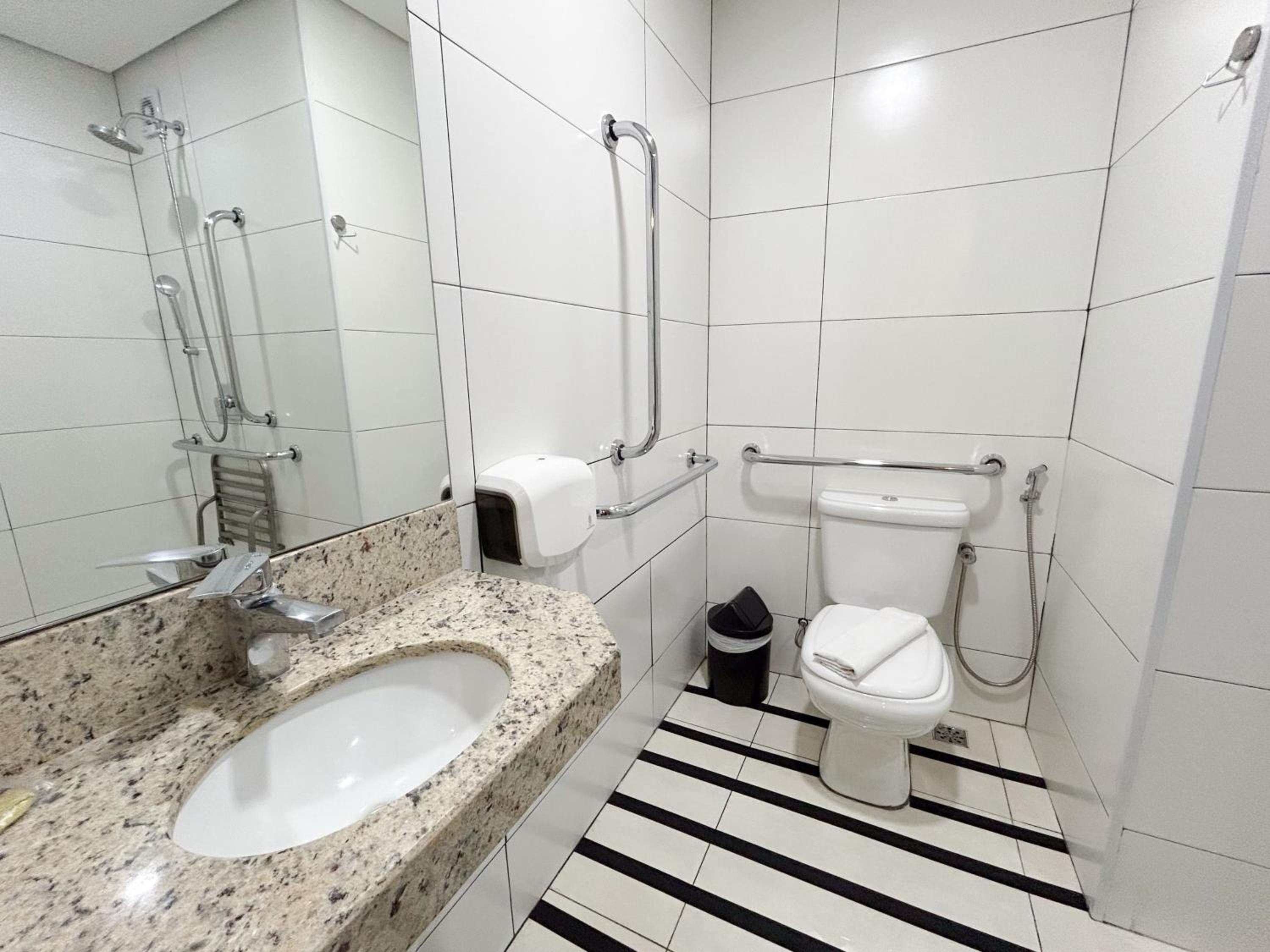 Queen Room - Disability Access photo 3