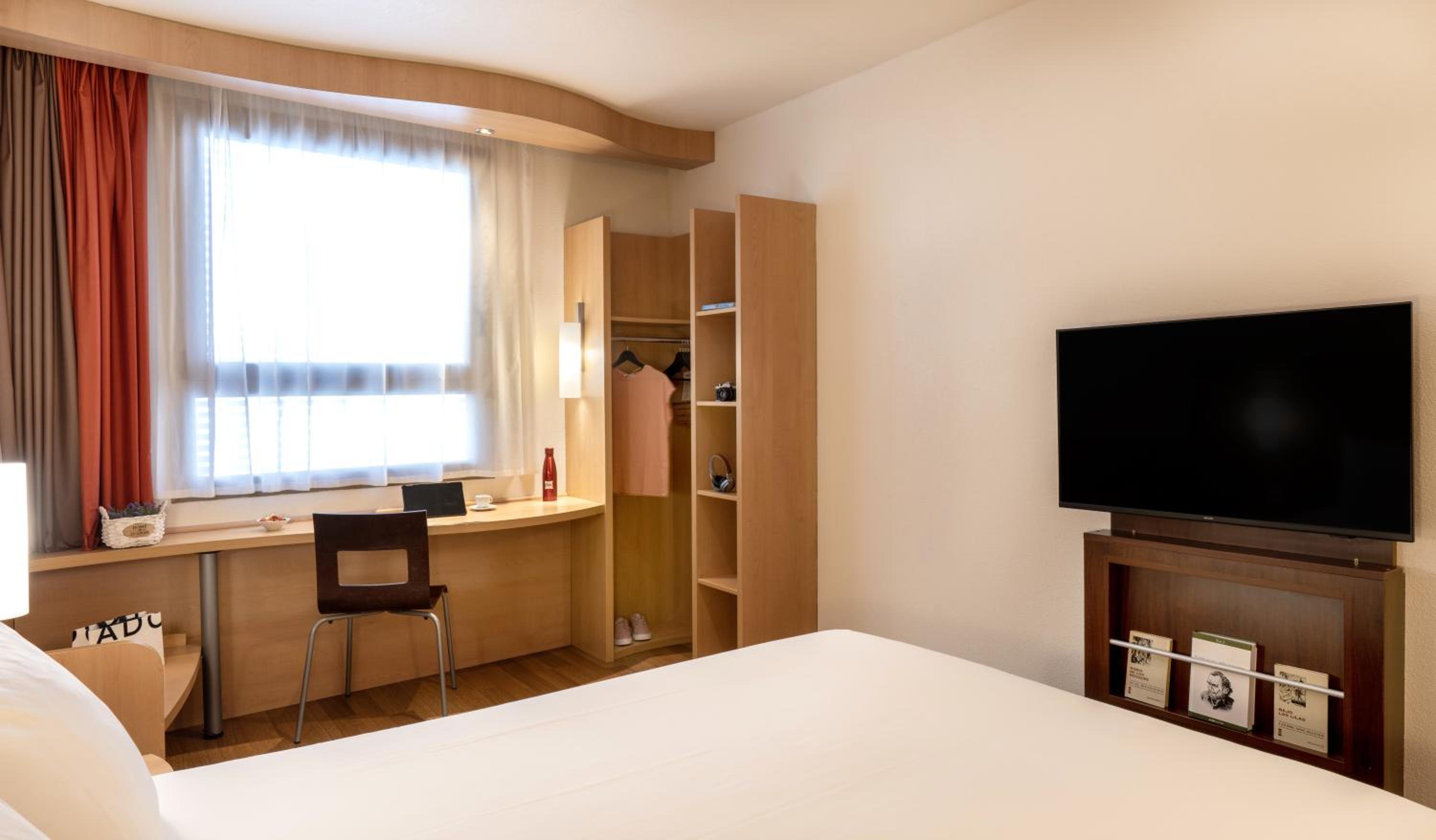 Standard Non Smoking Room with One Double Bed - Photo 3