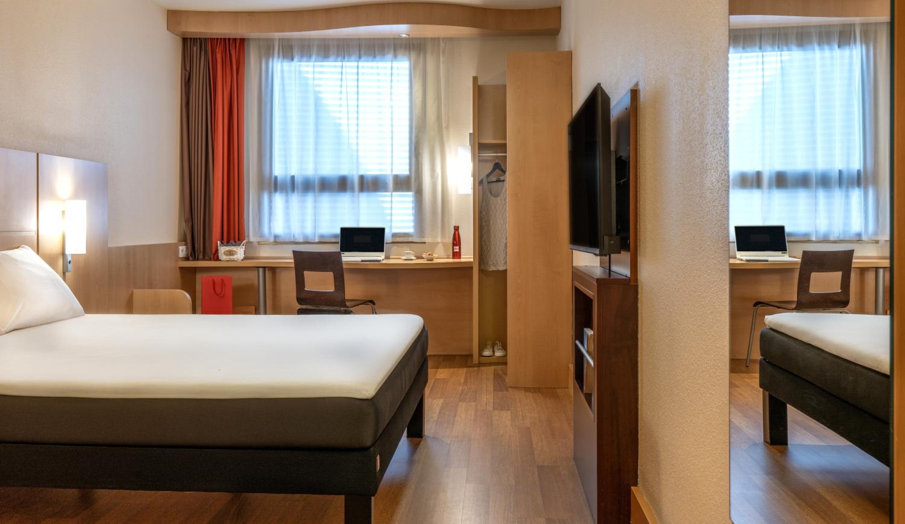 Standard Non Smoking Room with One Double Bed - Photo 4