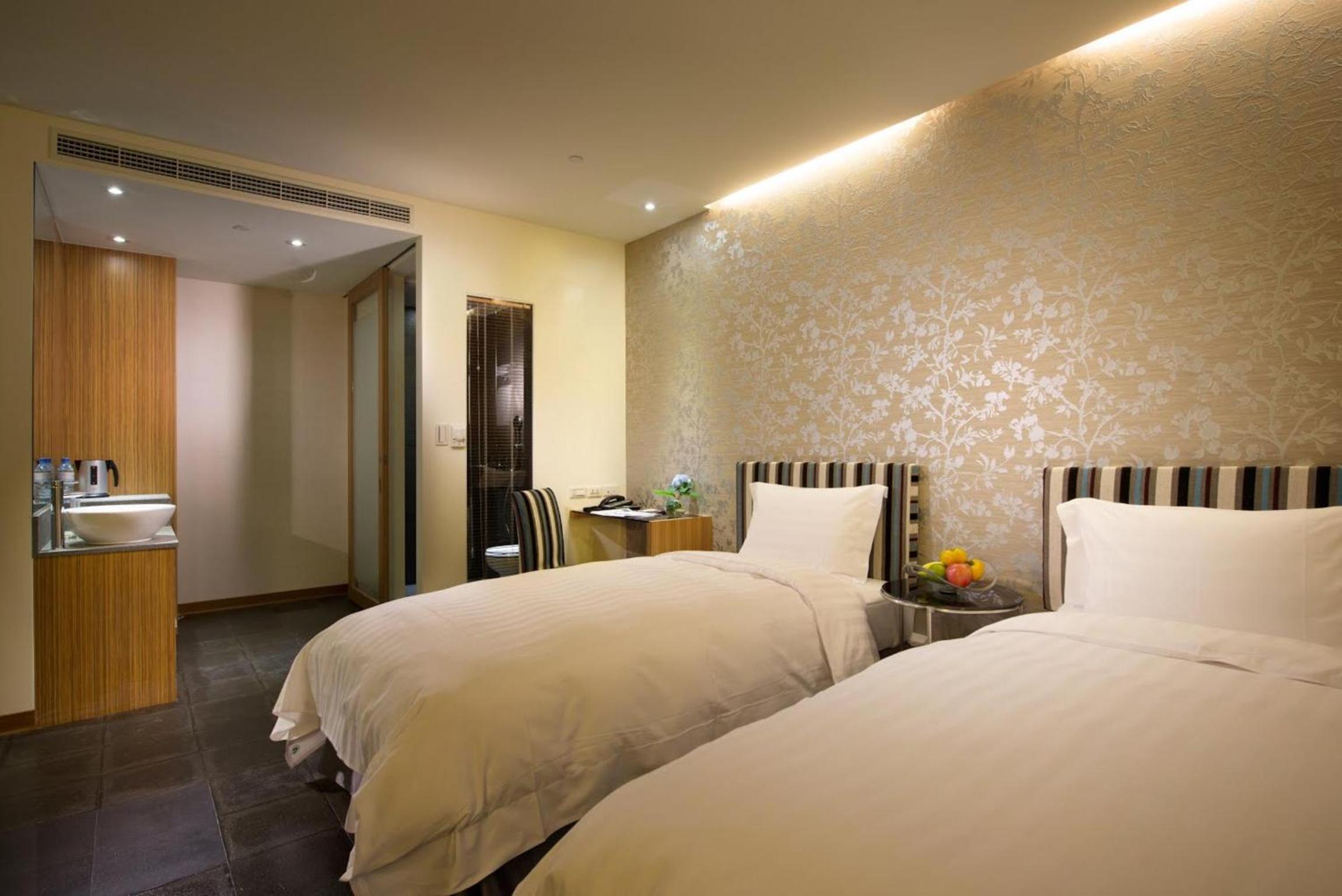 Classic Twin Room - No Window - Photo 7