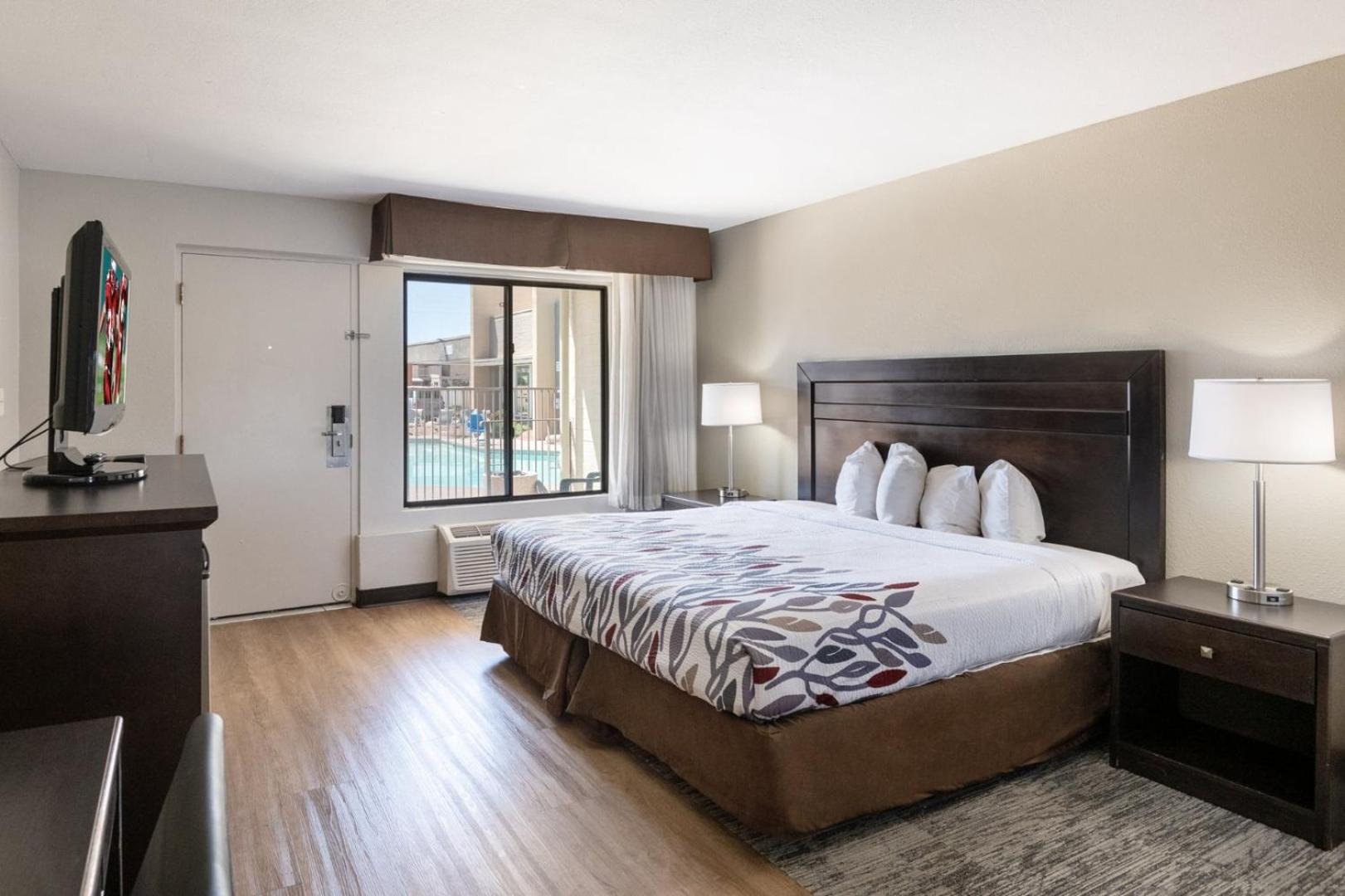 Superior Queen Room with Roll-In Shower - Disability Access/Smok Free - Photo 1