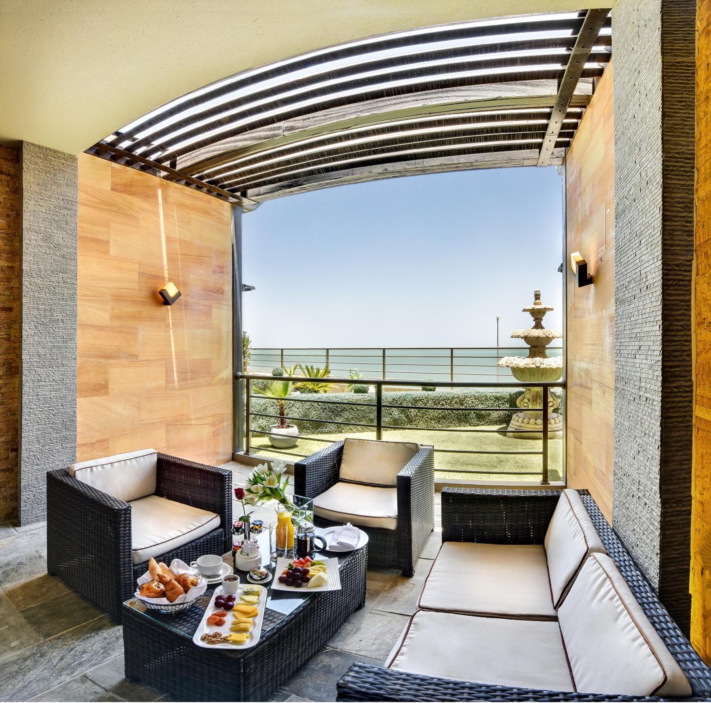 Luxury Queen Room with Balcony and Sea View - Photo 8