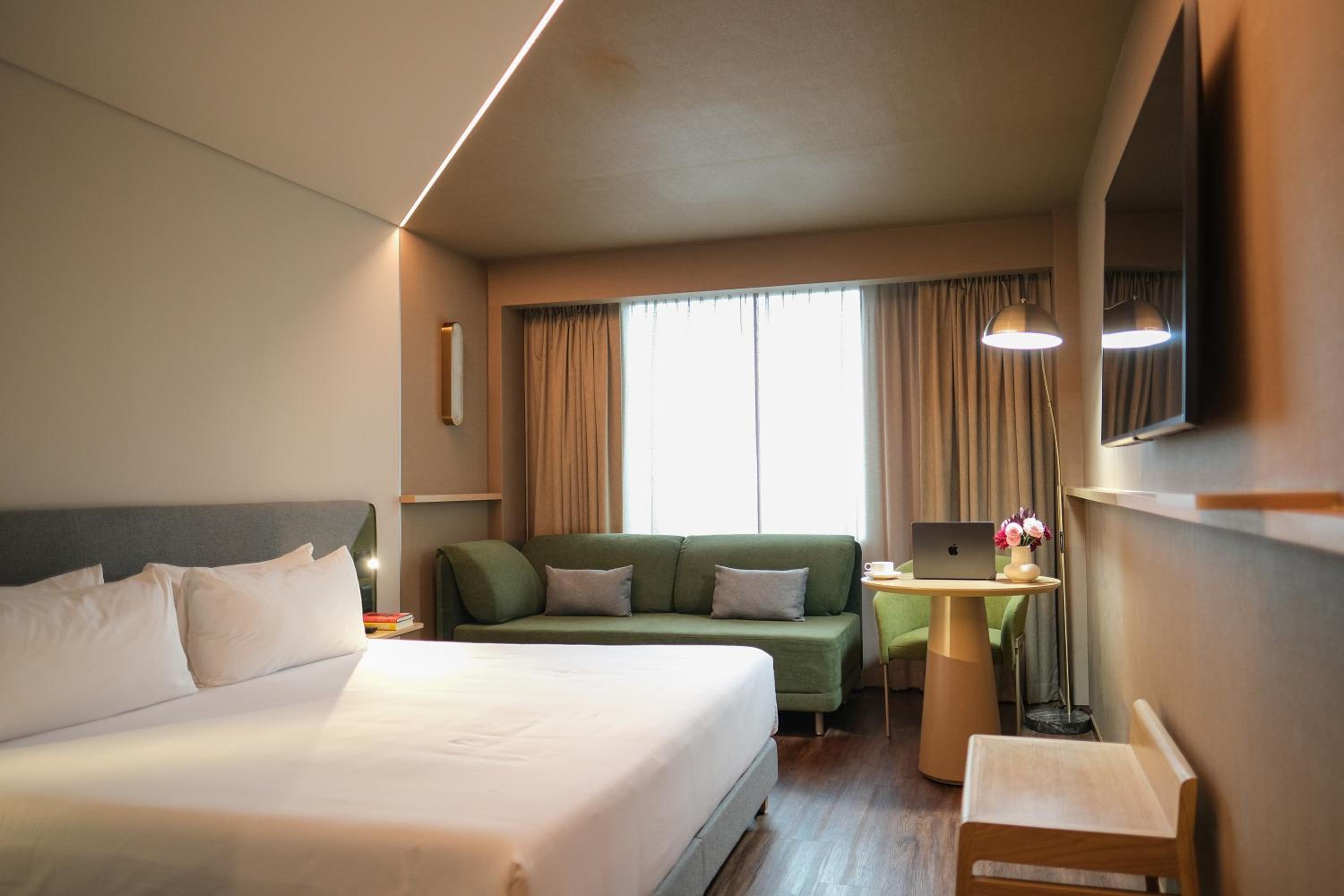 Superior King Room - Disability Acess - Photo 3