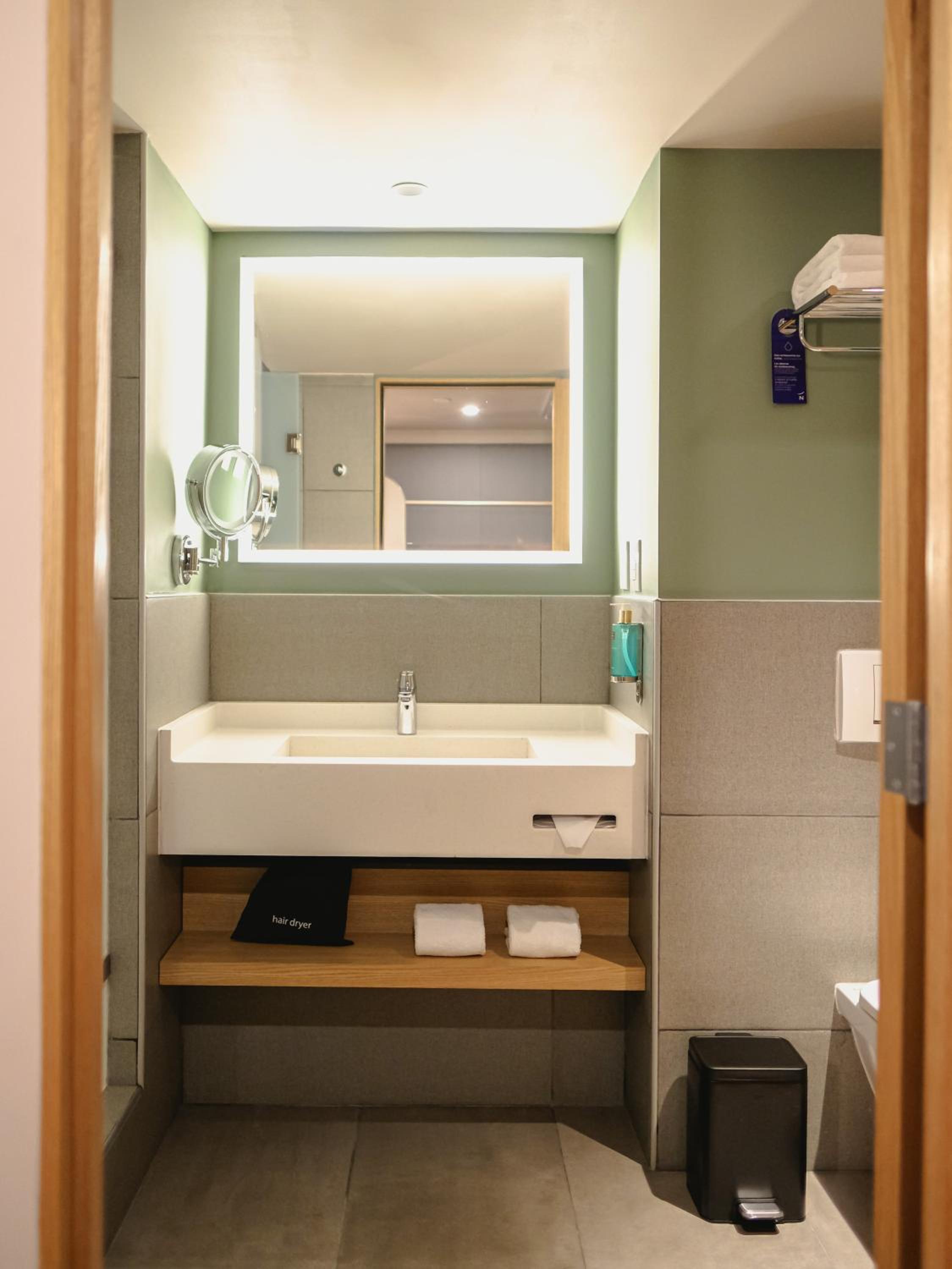 Superior King Room - Disability Acess - Photo 4