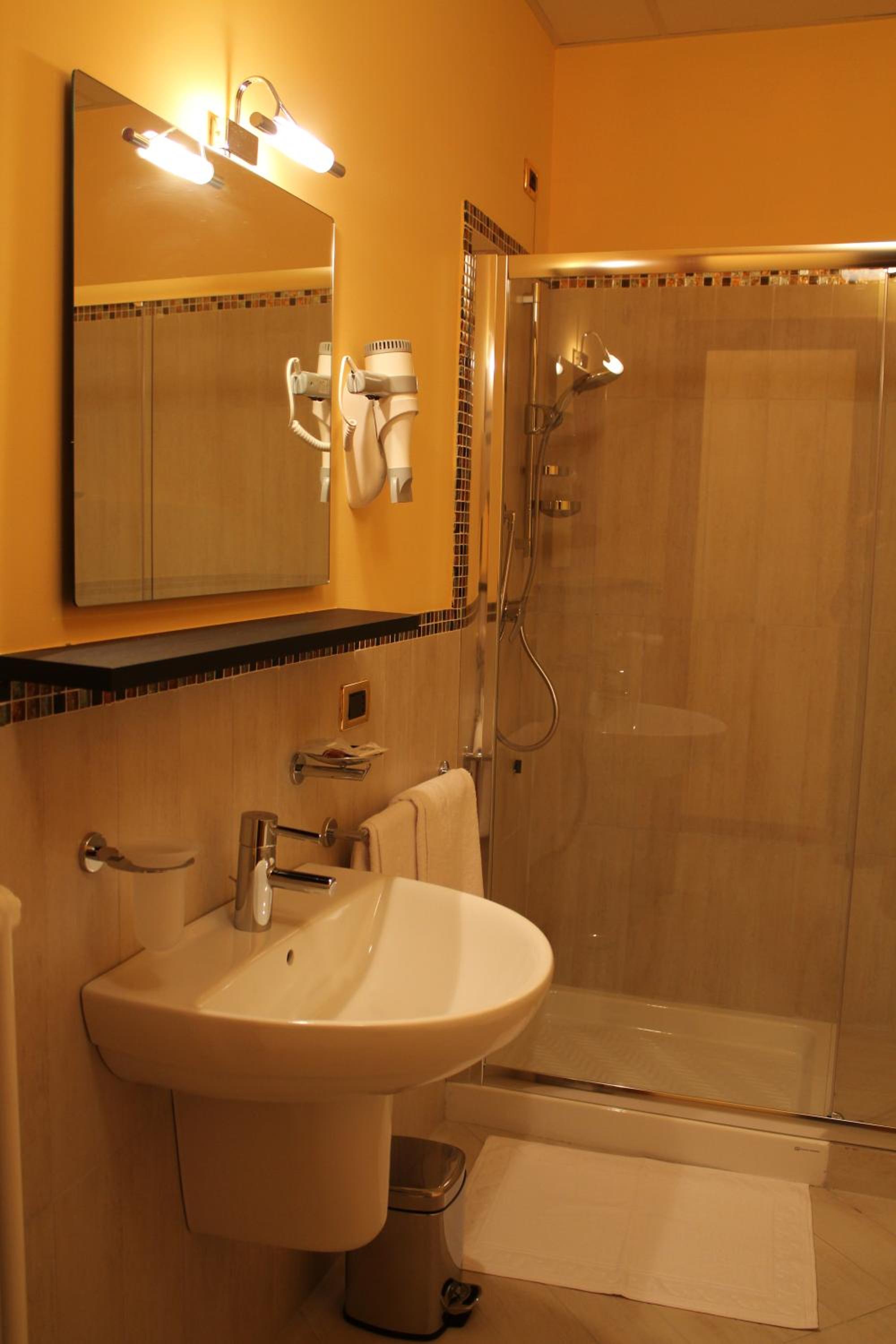 Double or Twin Room - Photo 12