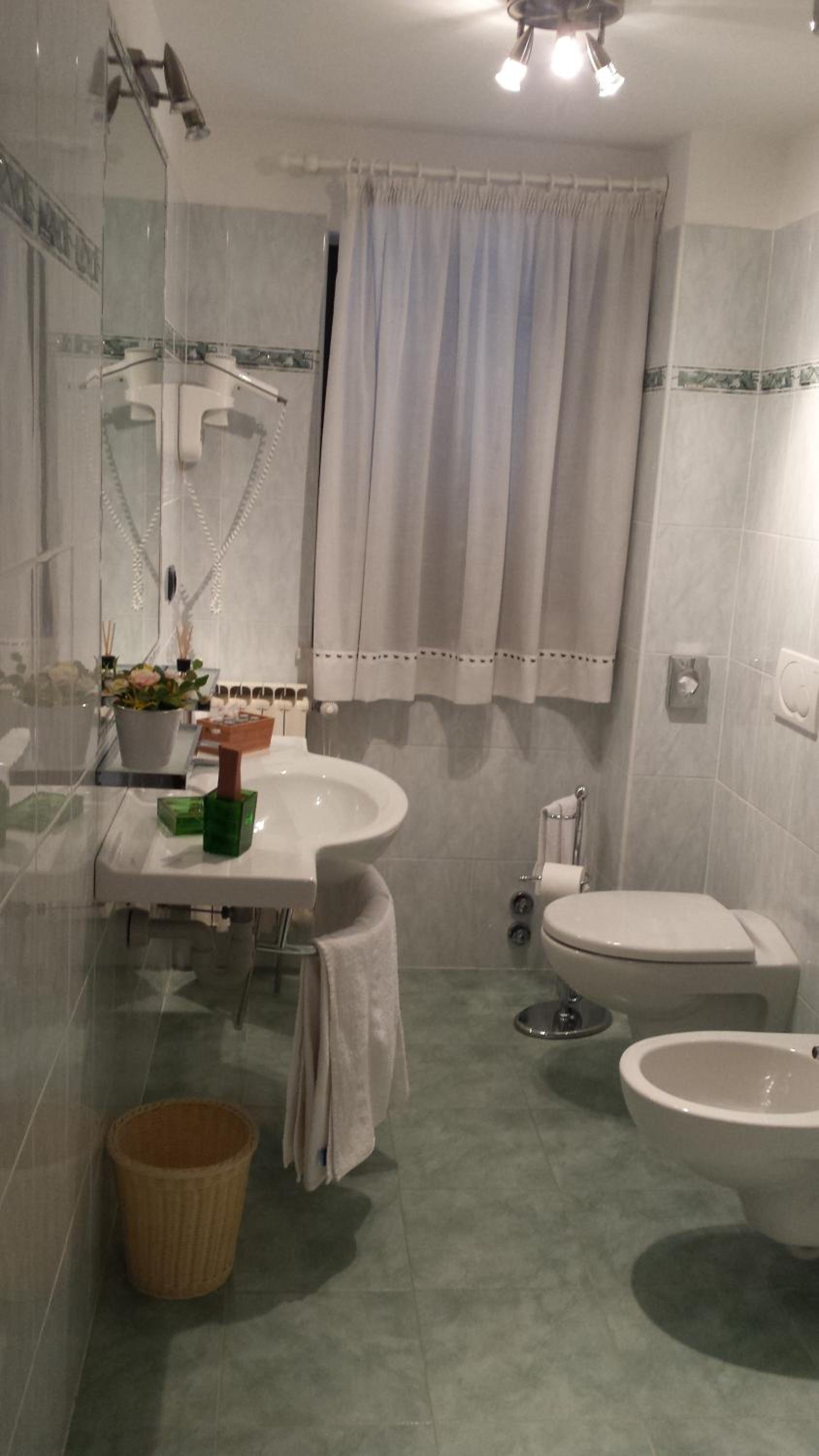Quadruple Room with Private Bathroom photo 2