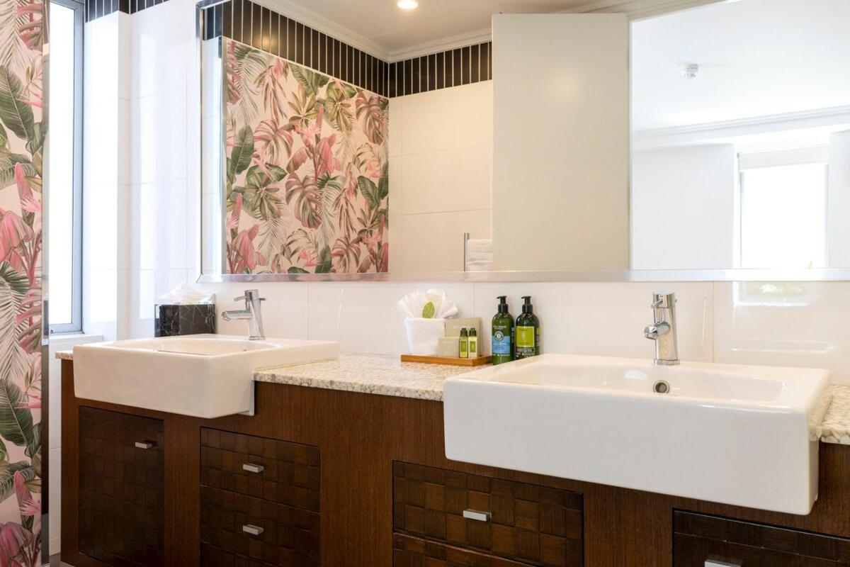 Luxury Lakefront Apartment 3 - Photo 7
