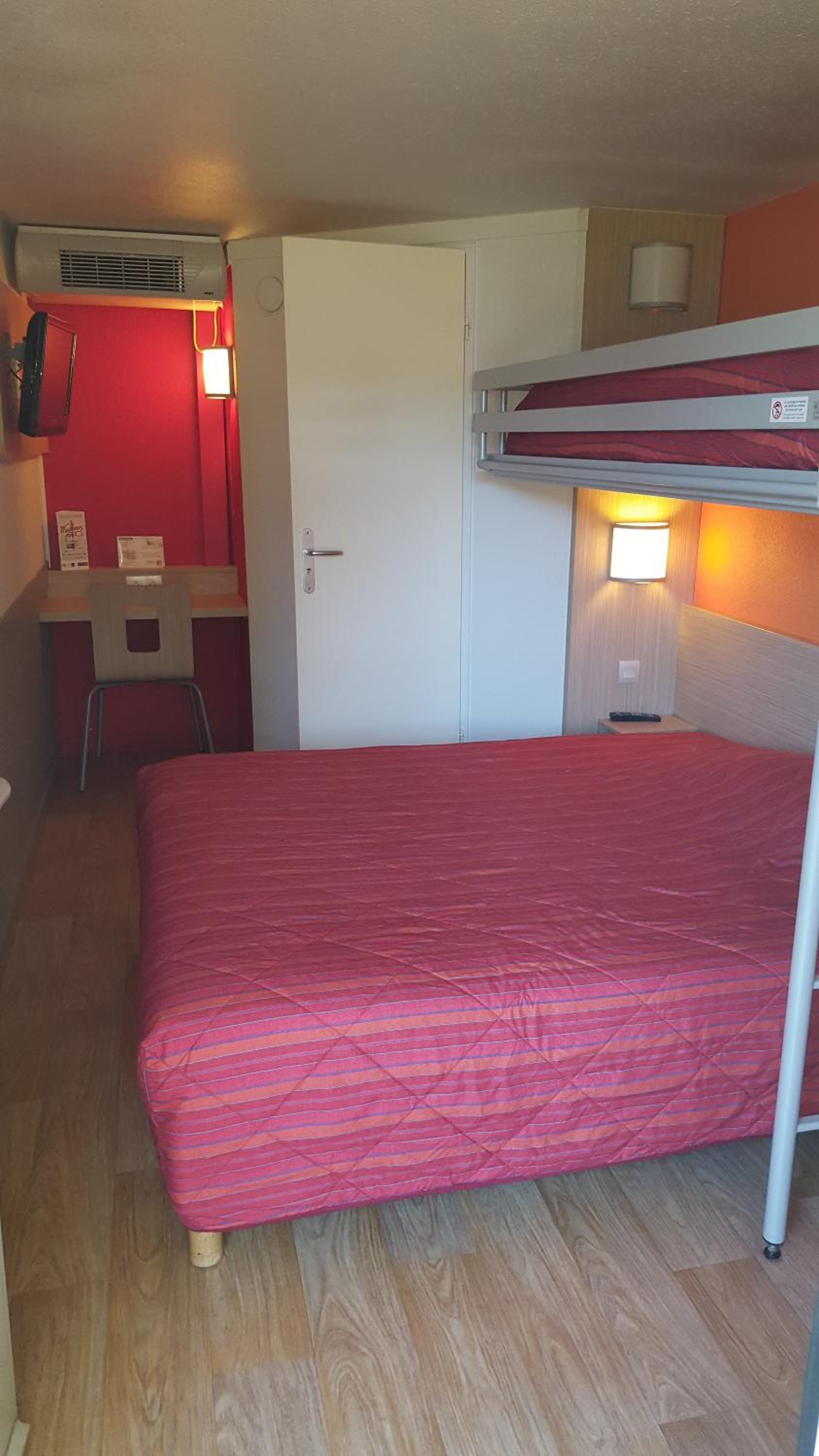 Triple Room (1 Double Bed + 1 Single Bed) photo 3